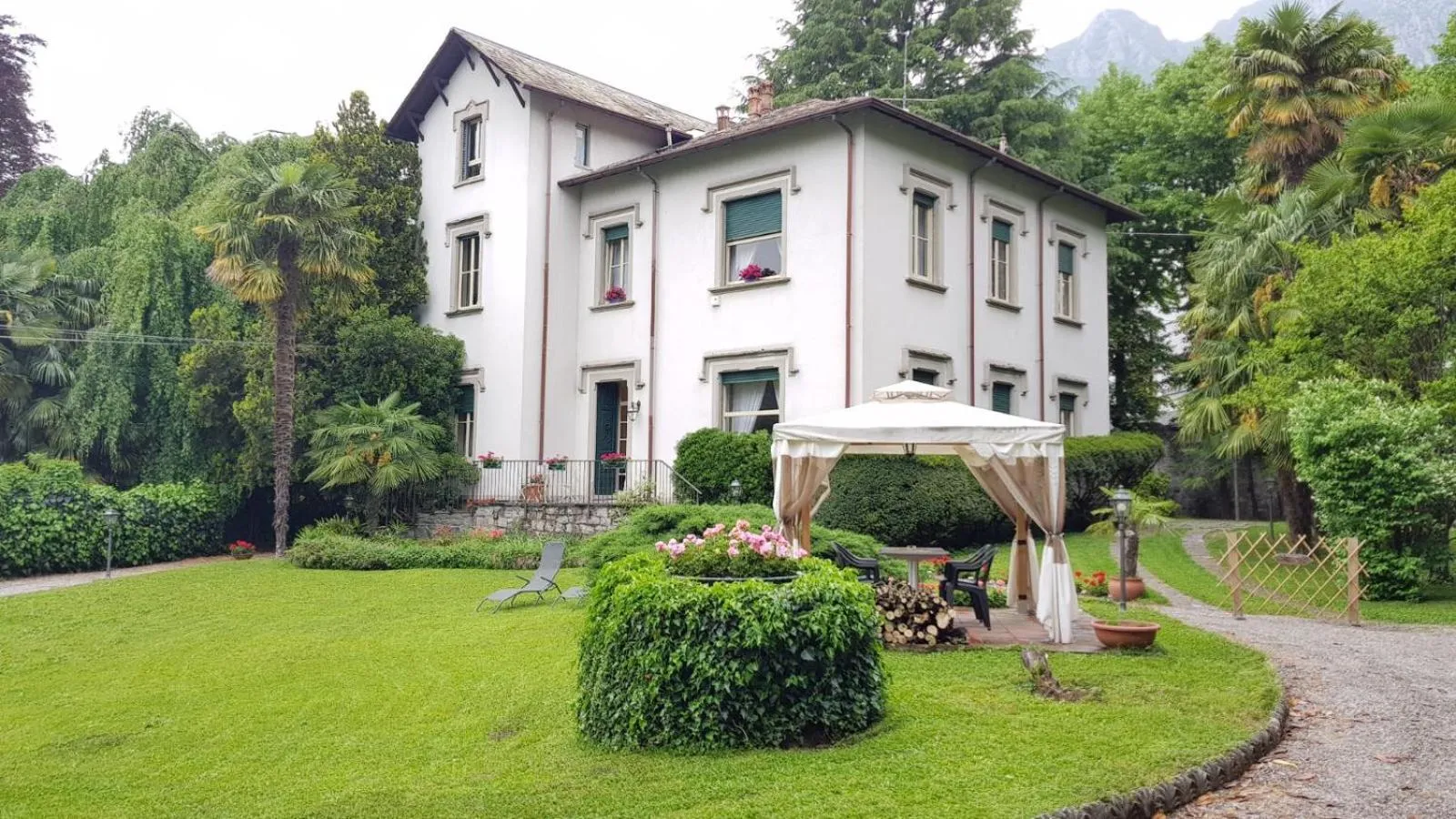 Facade/entrance in Villa del Cigno
