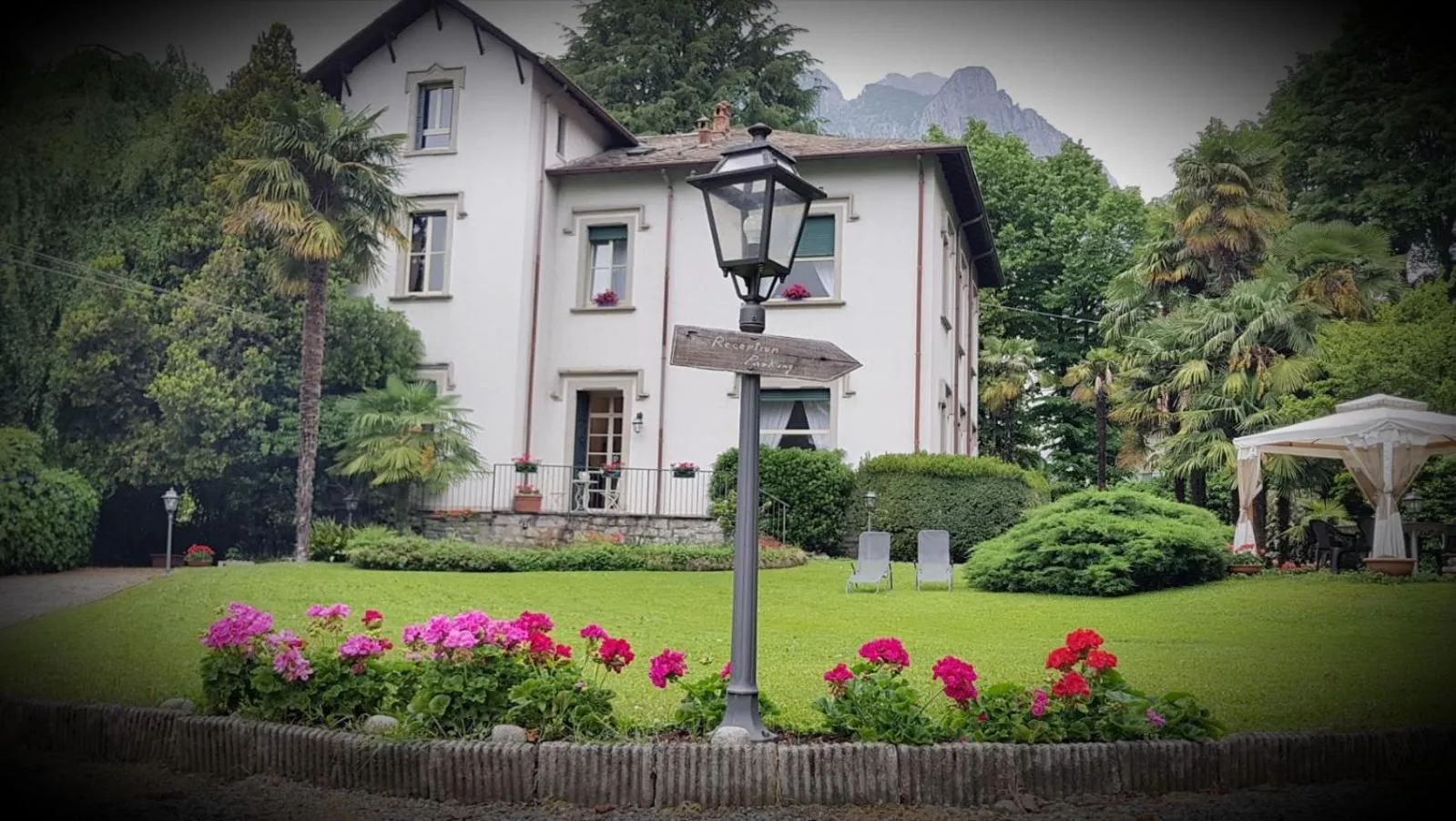Facade/entrance in Villa del Cigno