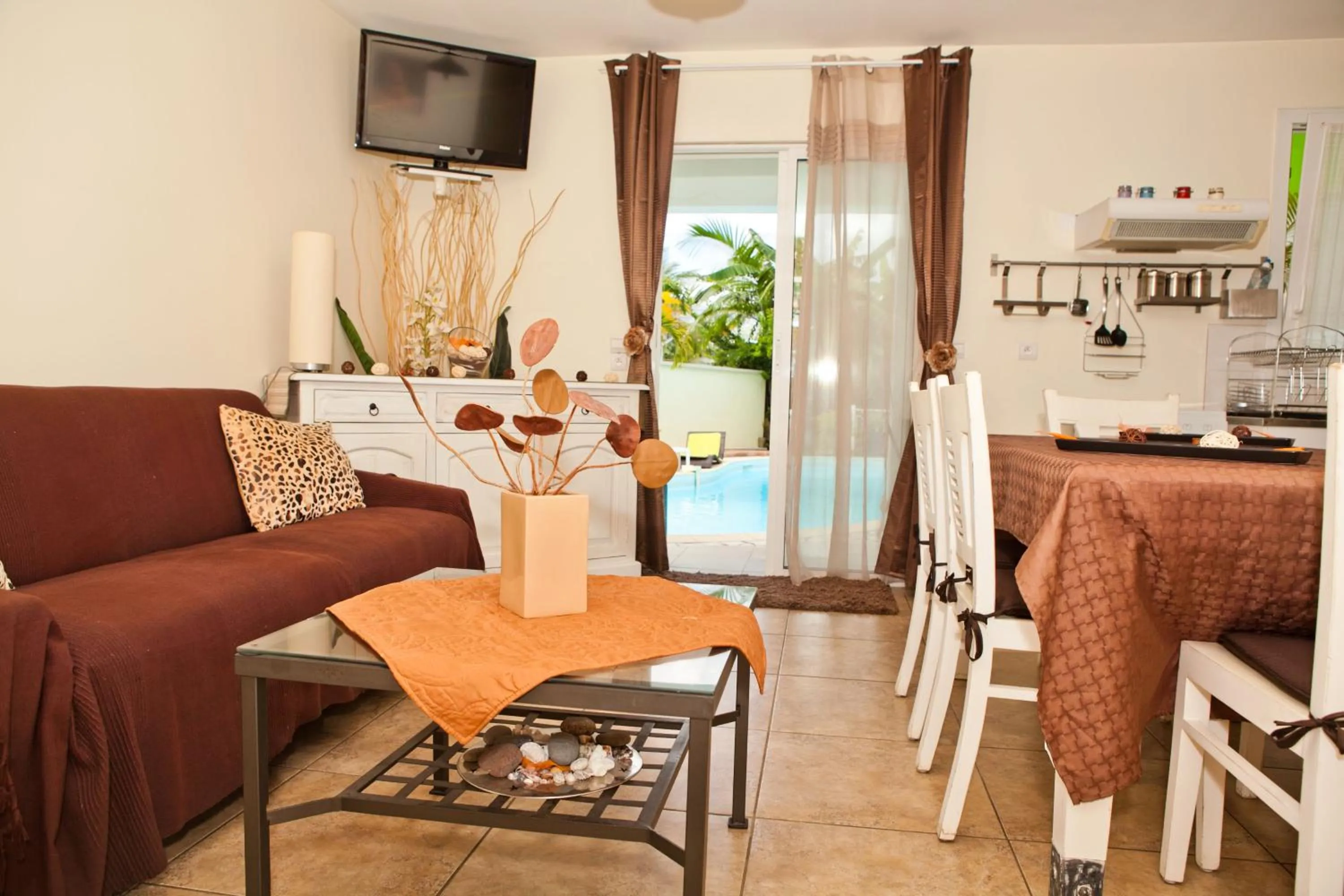 Communal lounge/ TV room in Entre Deux Rêves