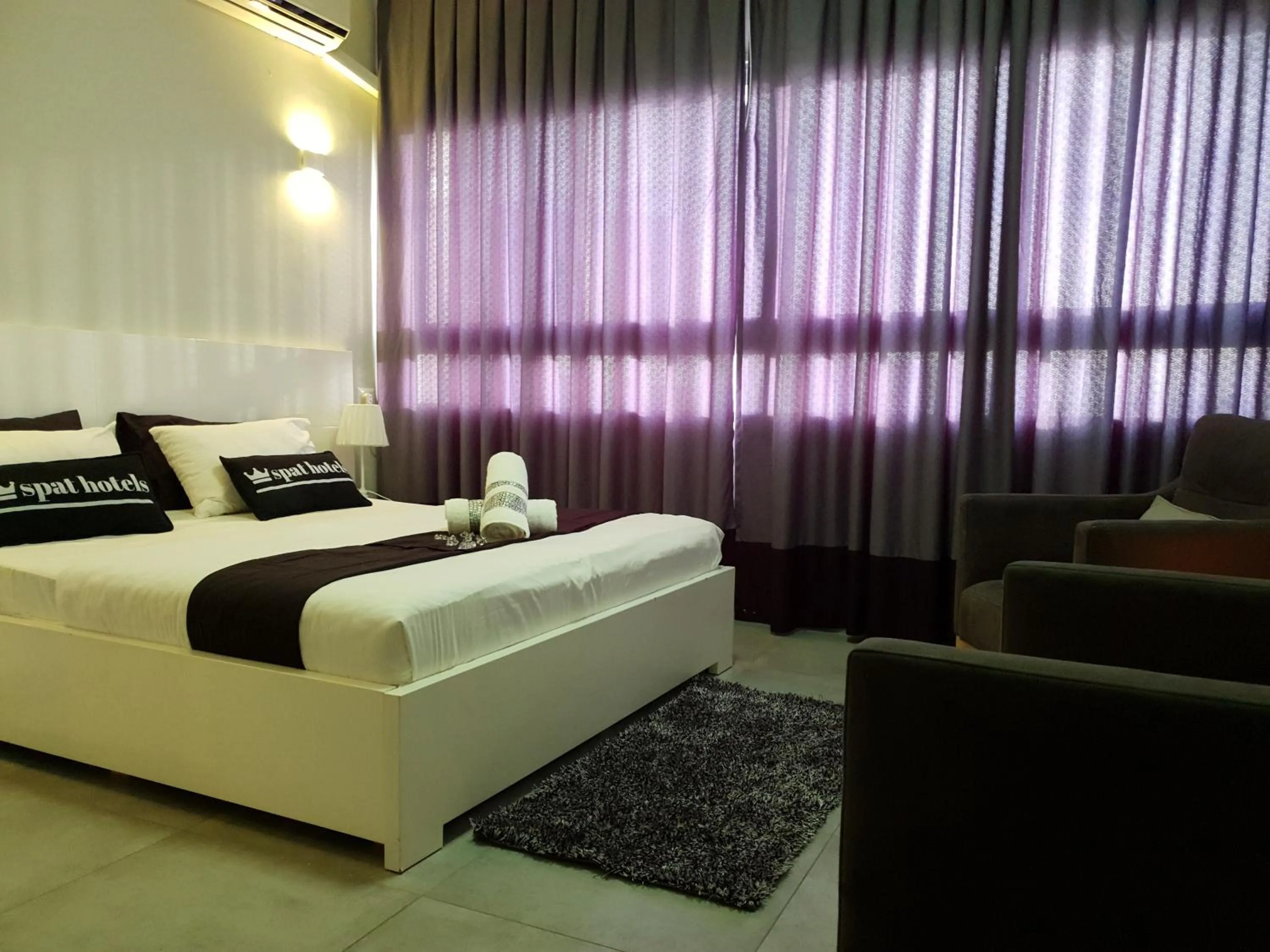 Photo of the whole room, Bed in Spat Hotel Ashdod