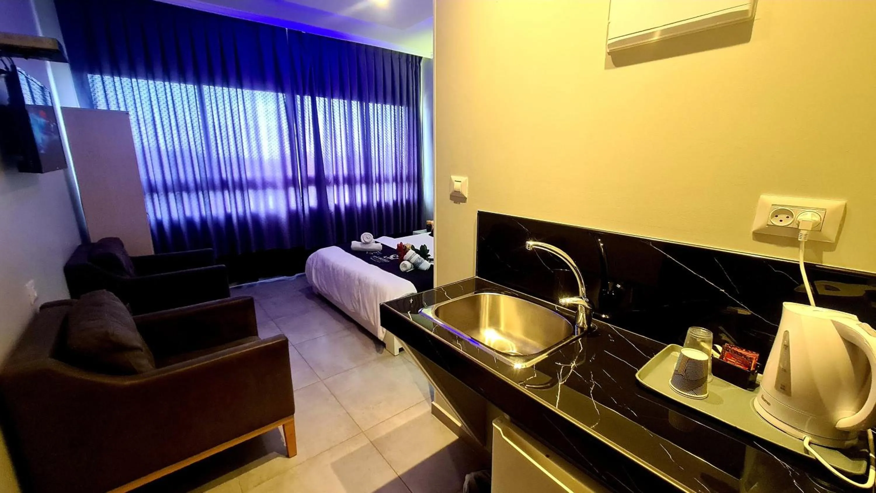 Kitchen or kitchenette in Spat Hotel Ashdod