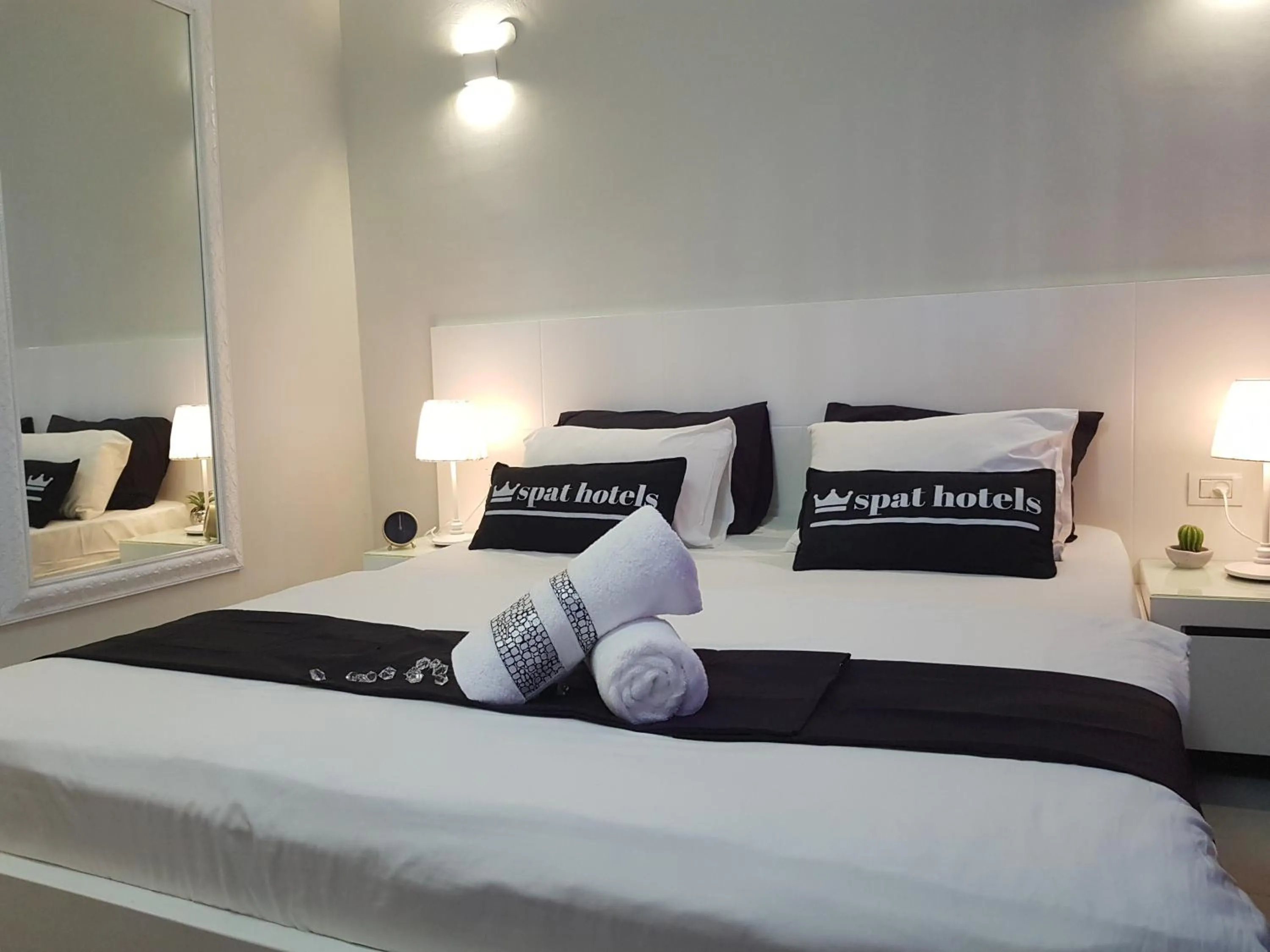 Photo of the whole room, Bed in Spat Hotel Ashdod