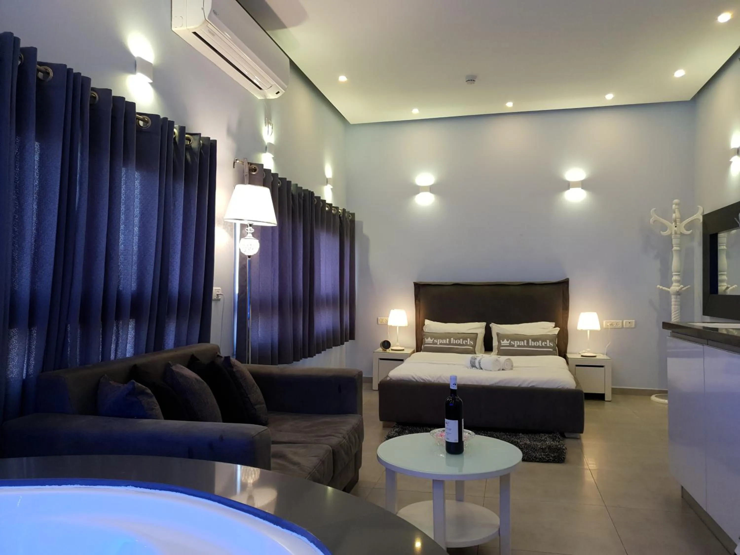 Photo of the whole room, Bed in Spat Hotel Ashdod