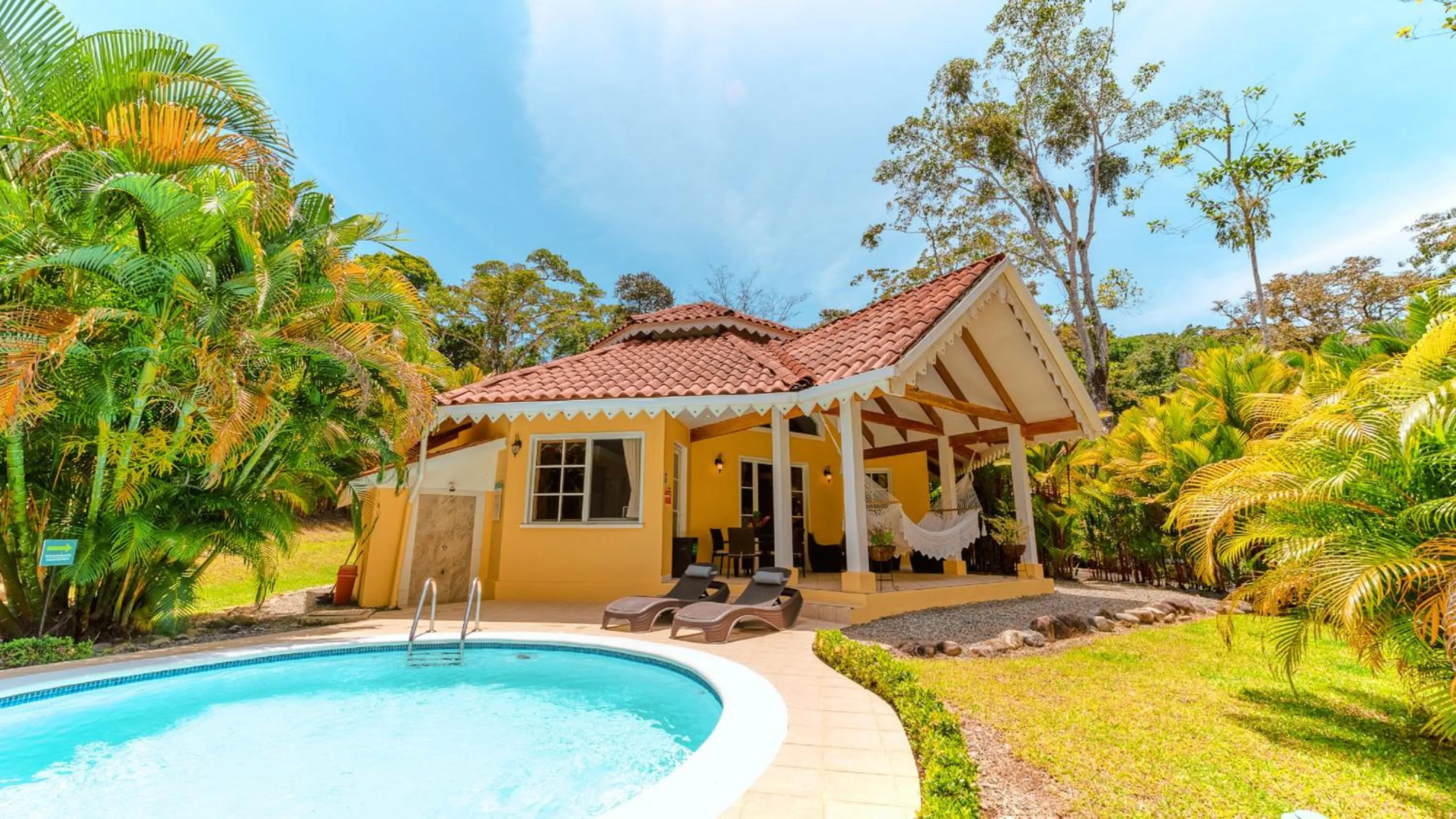 Facade/entrance in Lomas del Caribe