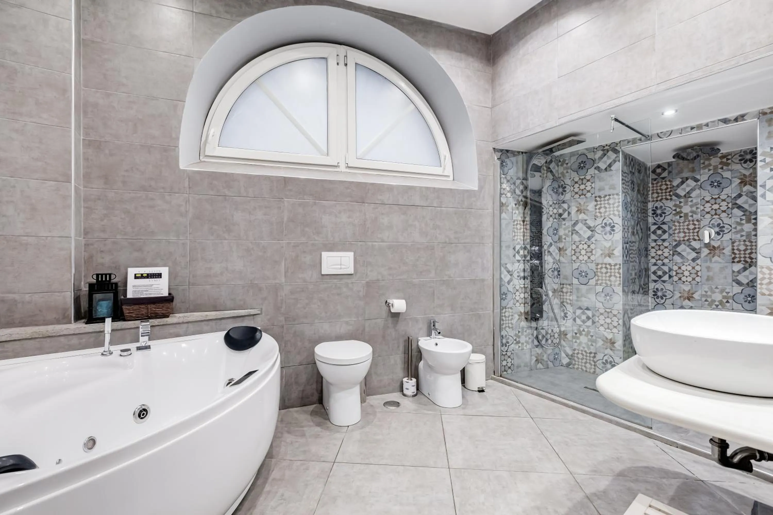 Hot Tub in Maison Degli Artisti Suites