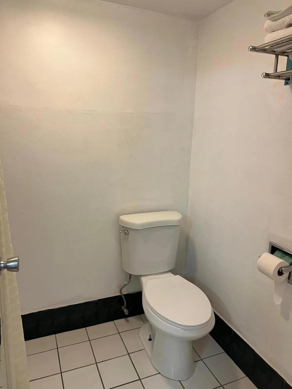 Bathroom in Quality Quarters Inn By OYO Richmond KY I-75