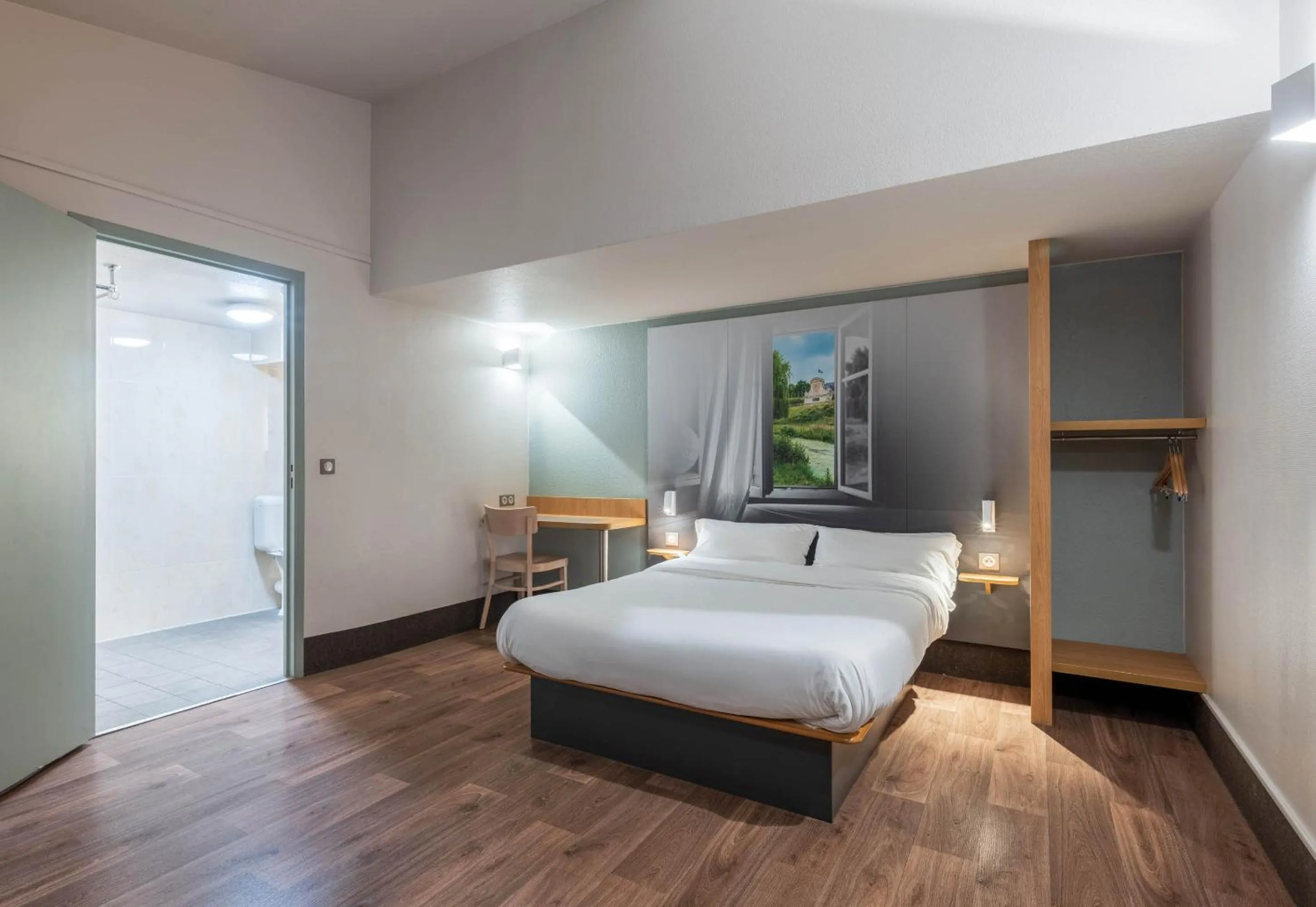 Bedroom, Bed in B&B HOTEL Lille Seclin Unexpo