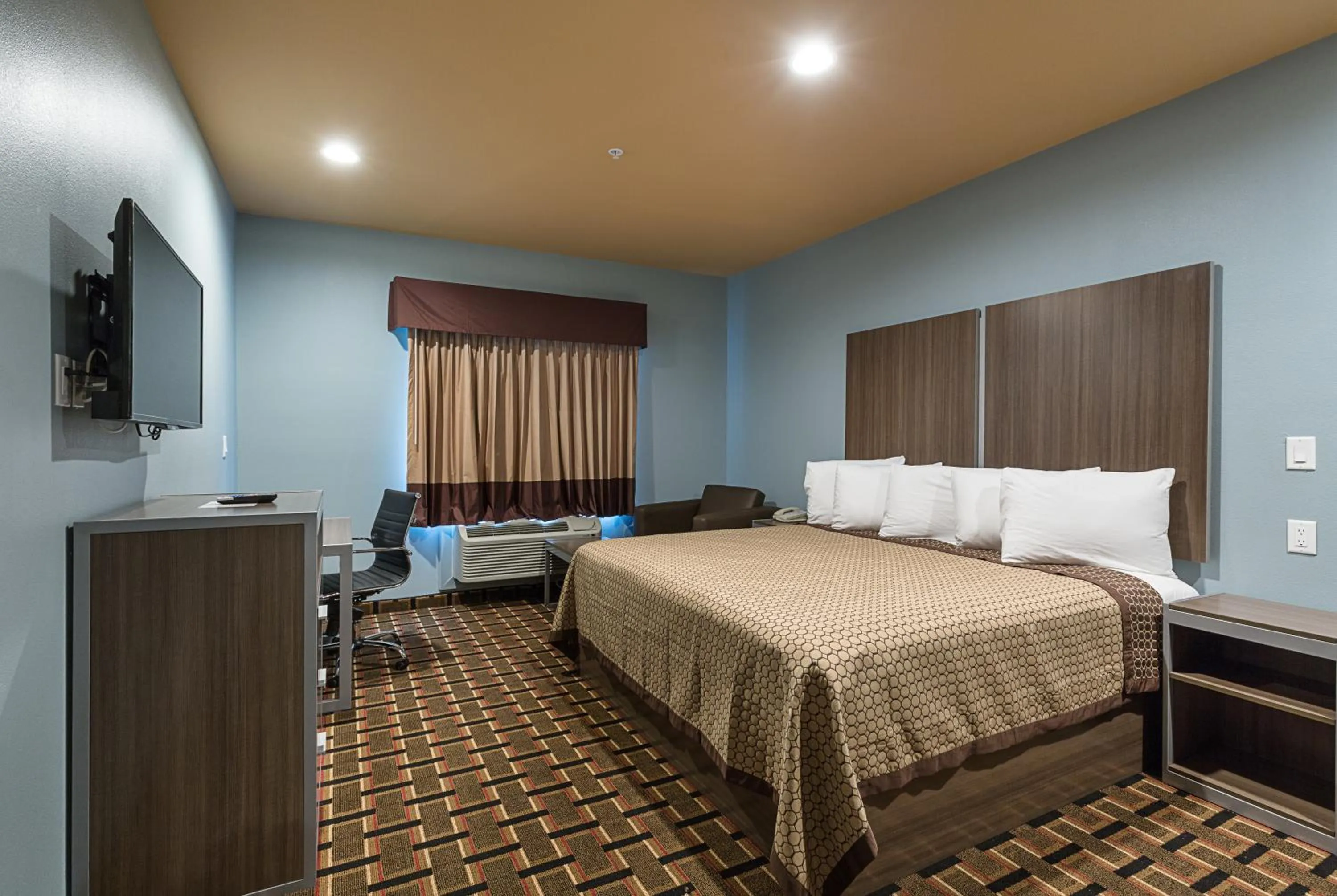 Bed in Scottish Inns & Suites - Crosby