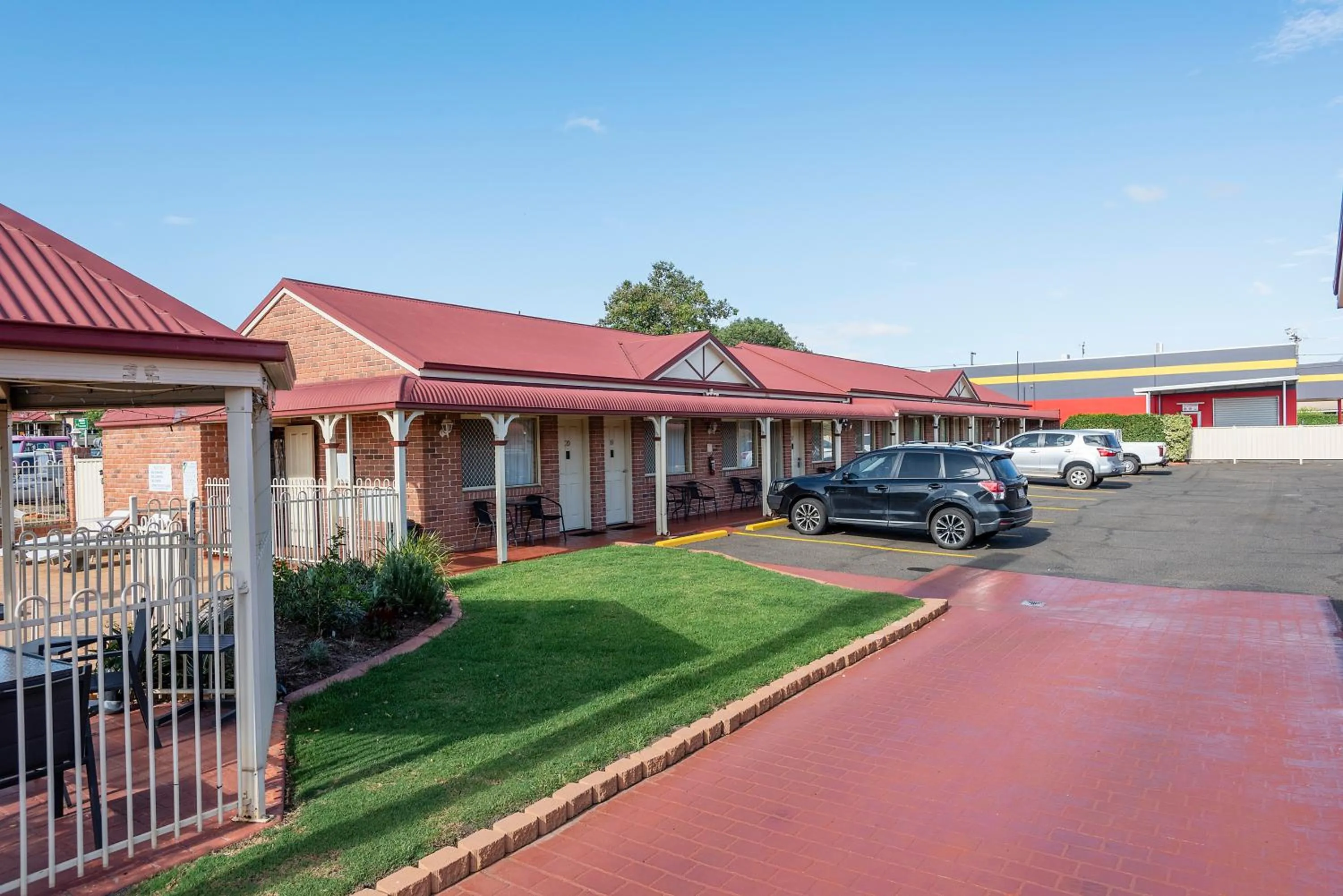 Property building in Roma Mid Town Motor Inn