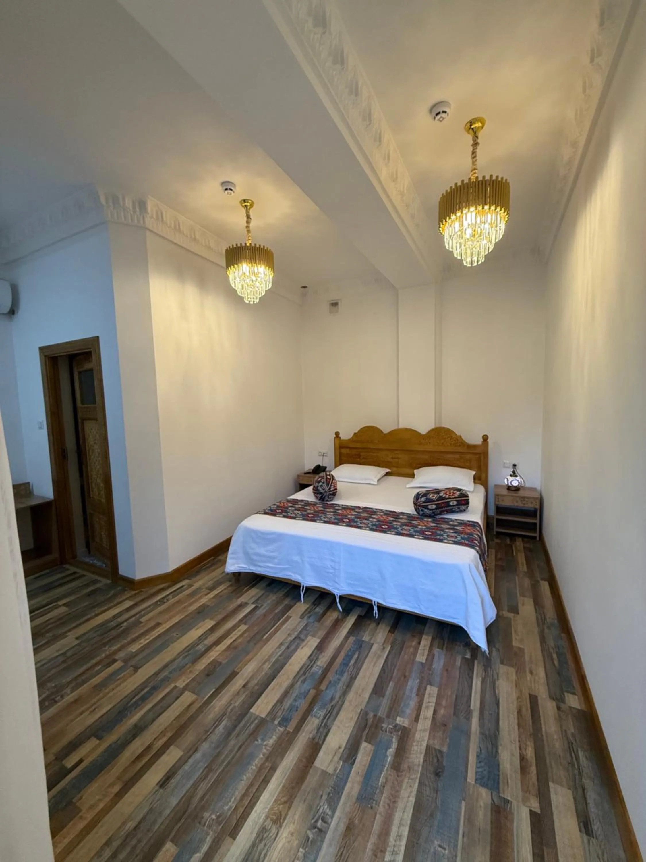 Photo of the whole room, Bed in Rizo Boutique