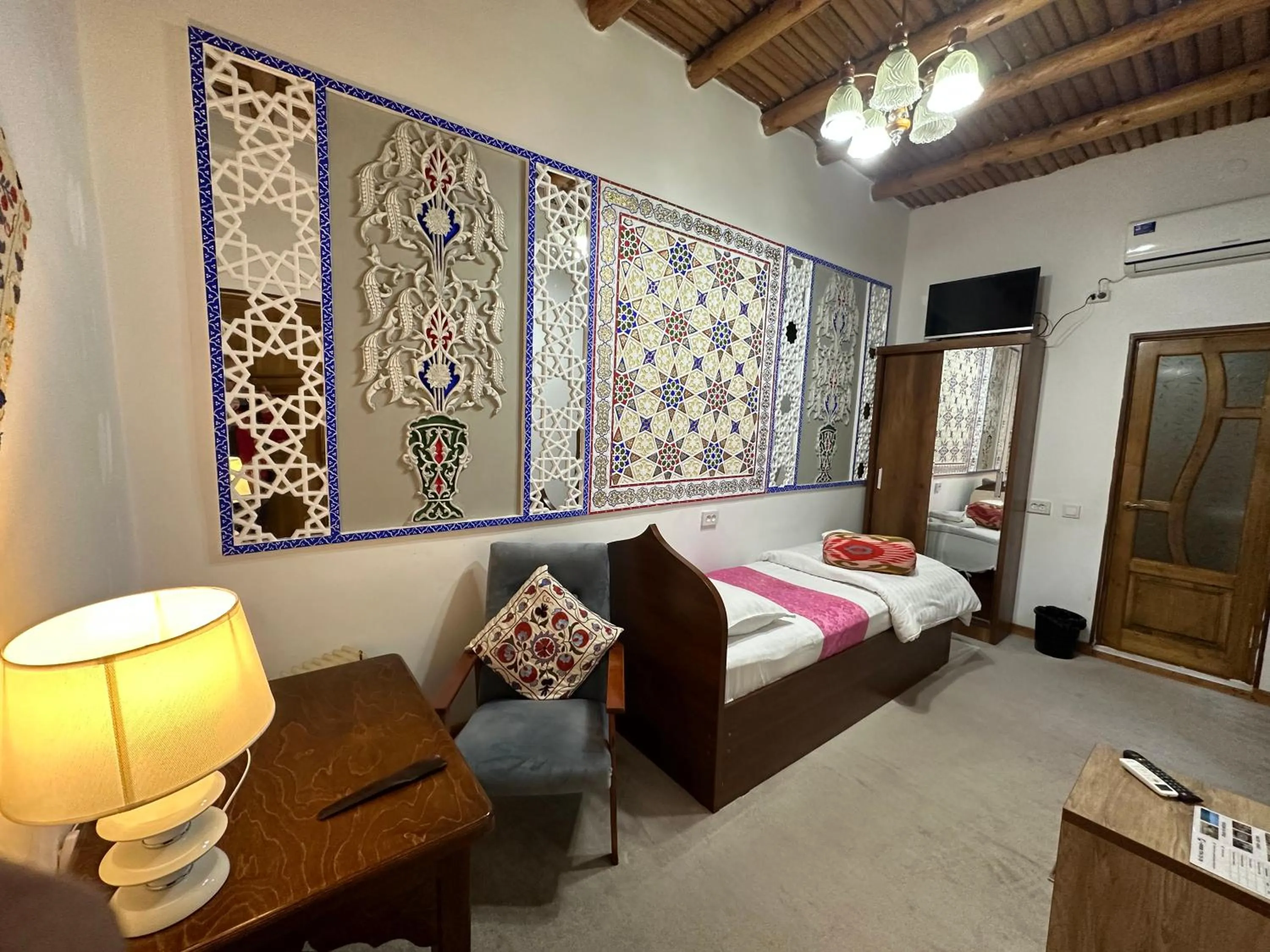 Photo of the whole room, Bed in Rizo Boutique