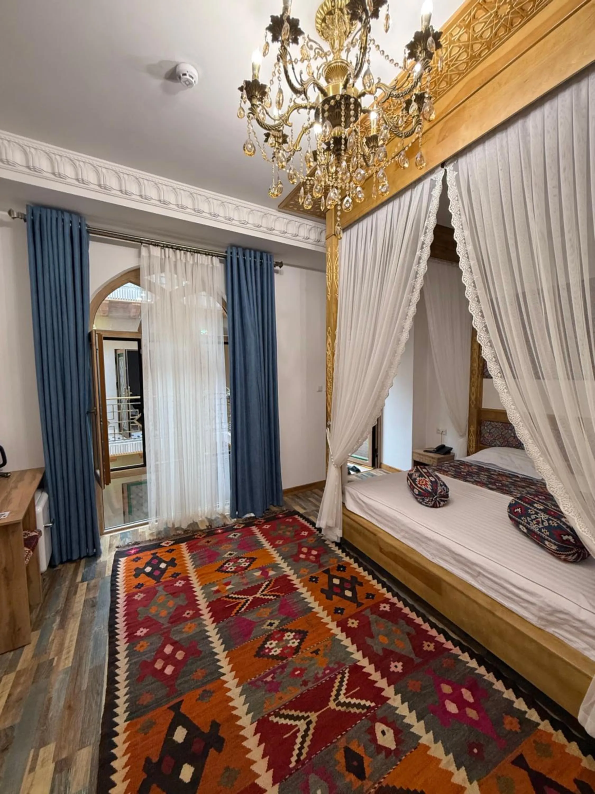 Photo of the whole room, Bed in Rizo Boutique