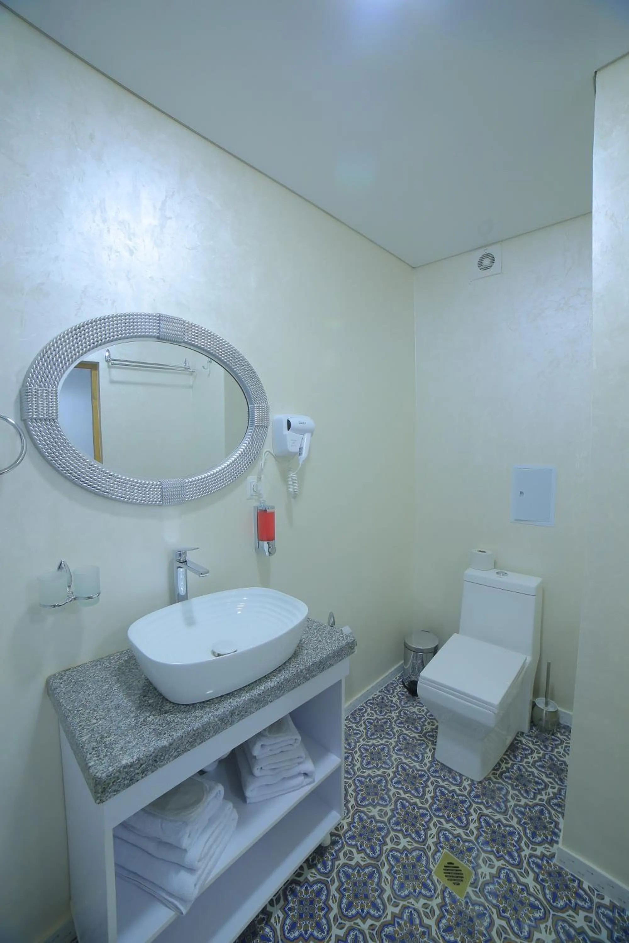 Toilet in Rizo Boutique