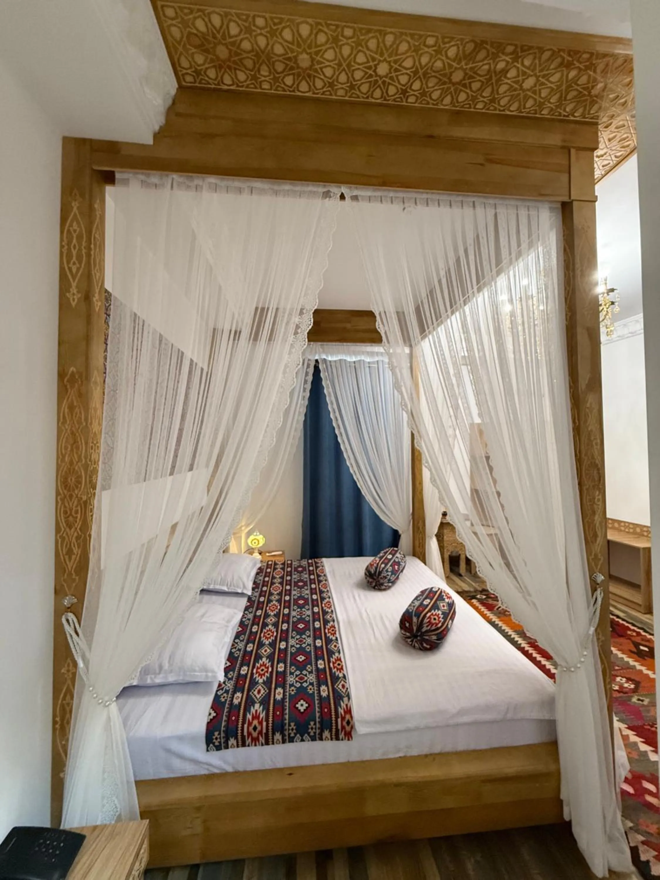 Photo of the whole room, Bed in Rizo Boutique