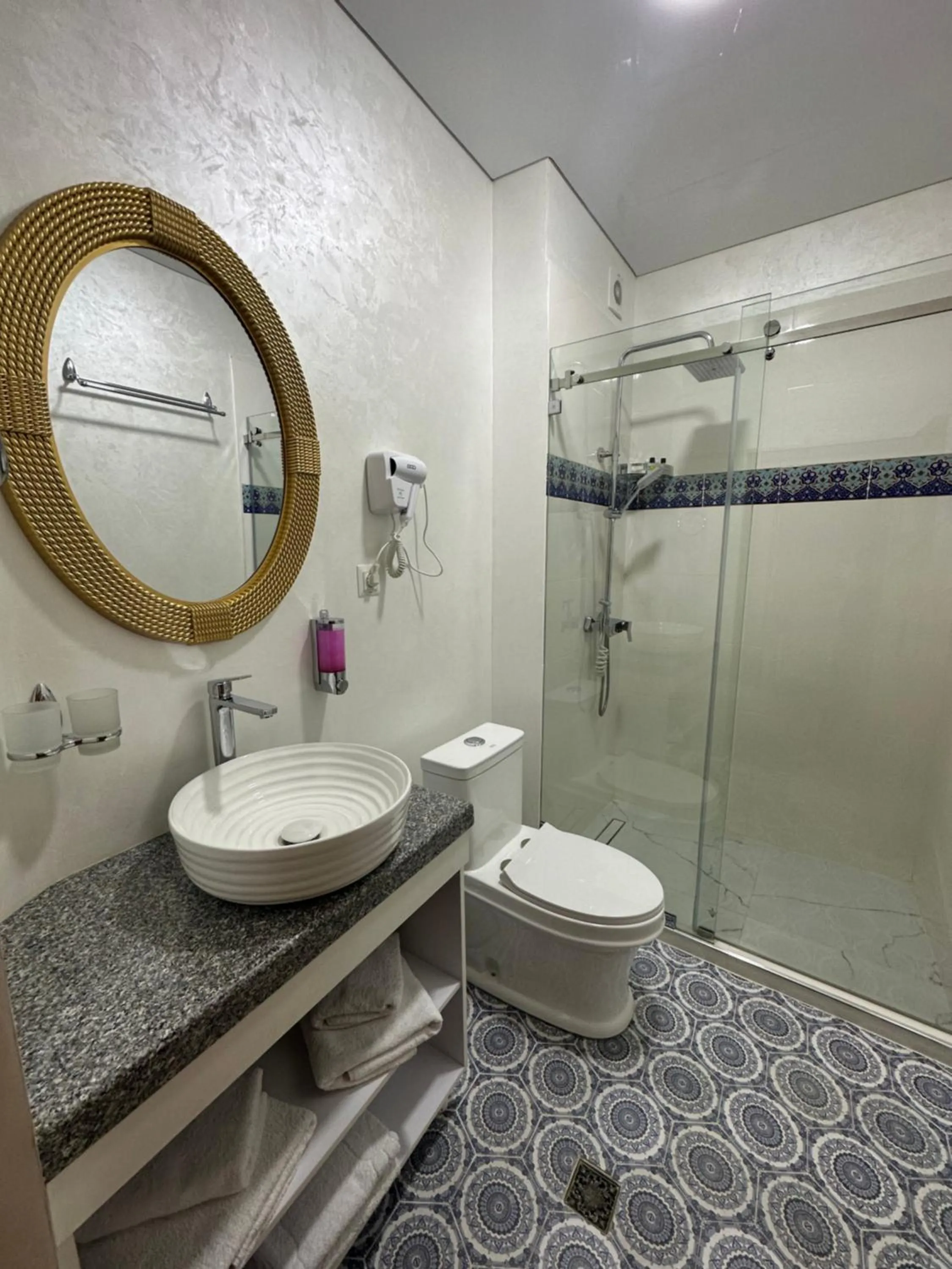 Shower in Rizo Boutique