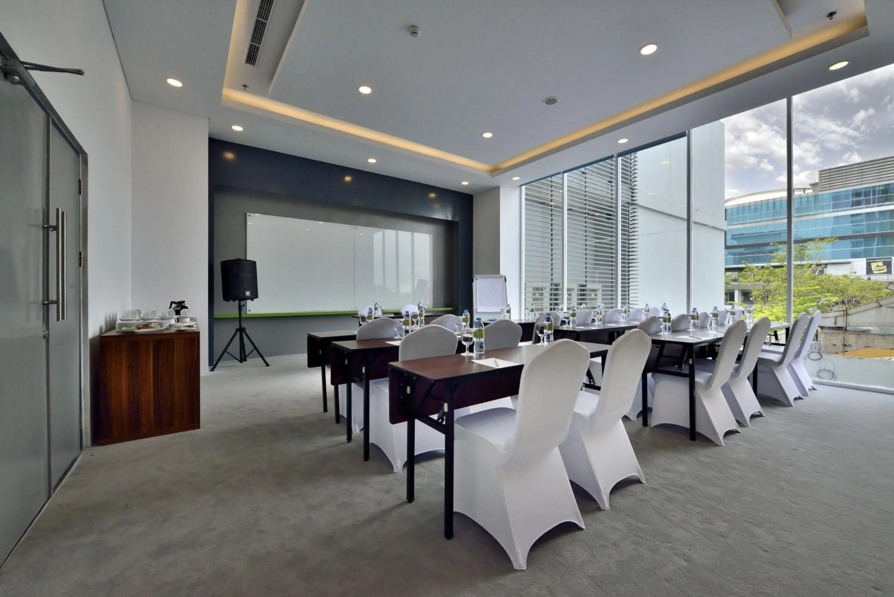 Meeting/conference room in Whiz Prime Hotel Sudirman Pekanbaru
