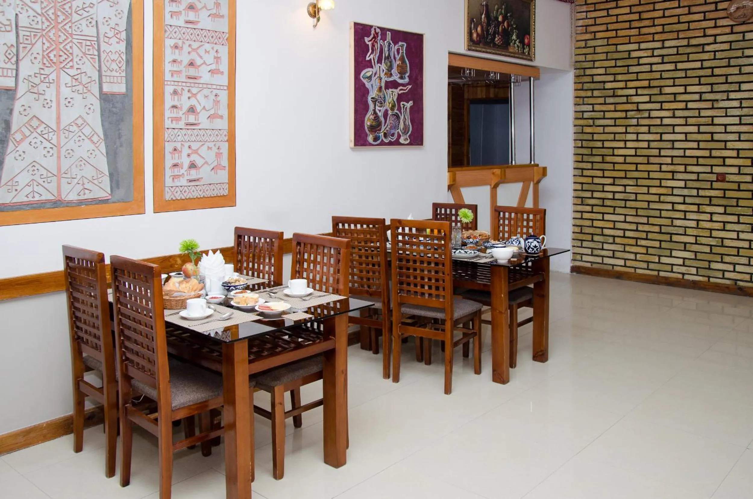 Restaurant/places to eat in Jipek Joli Inn