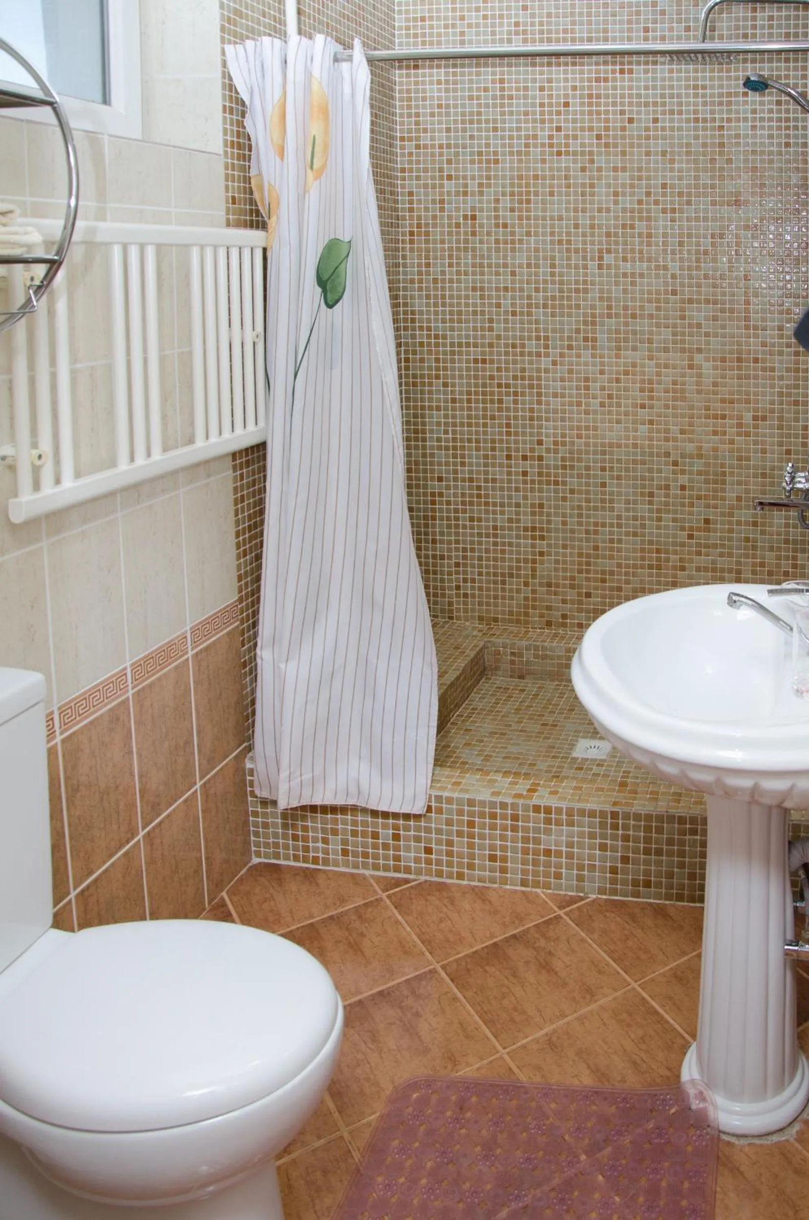 Shower in Jipek Joli Inn