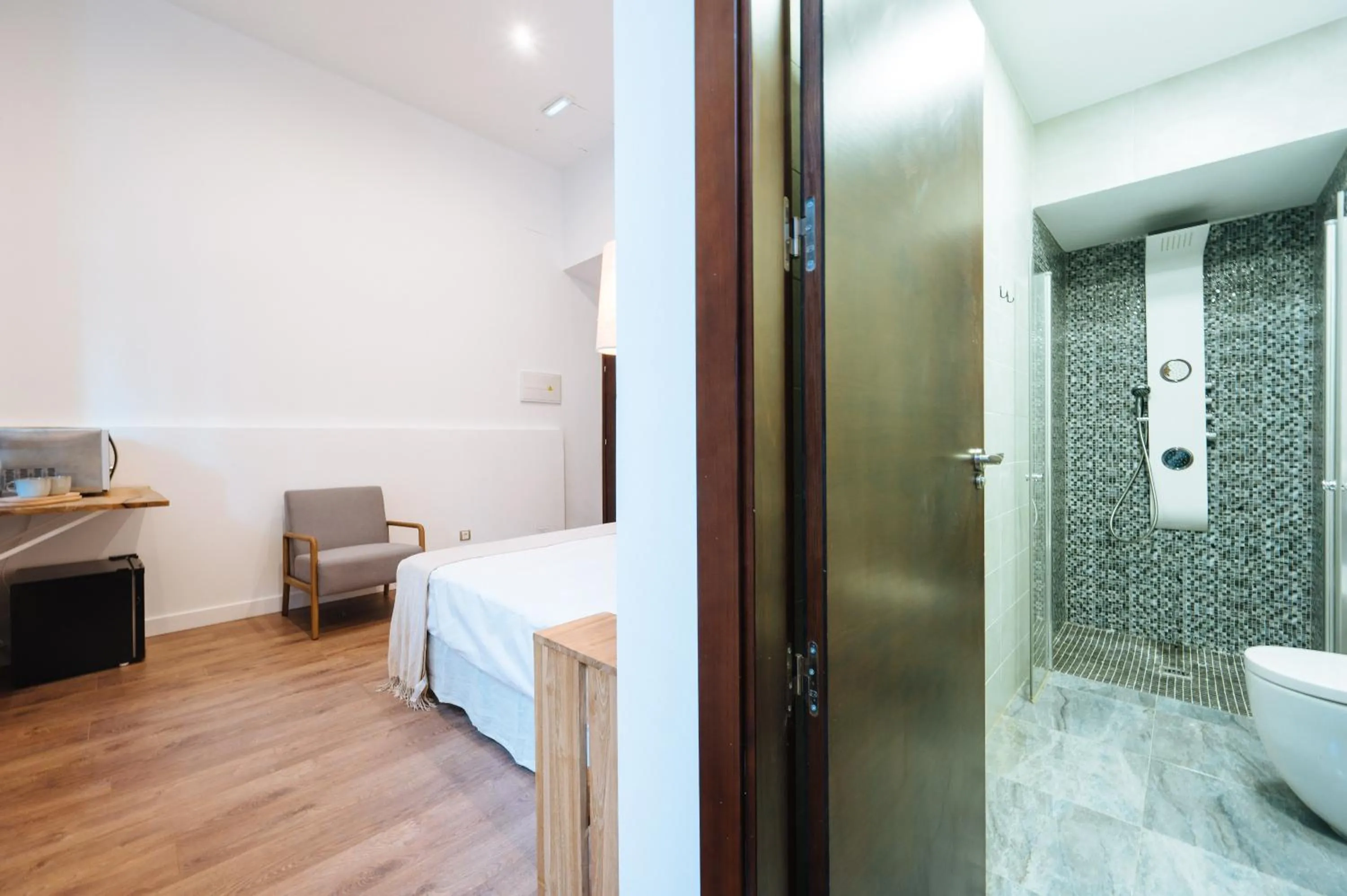 Shower, Bed in Apartamentos "El Escondite de María"