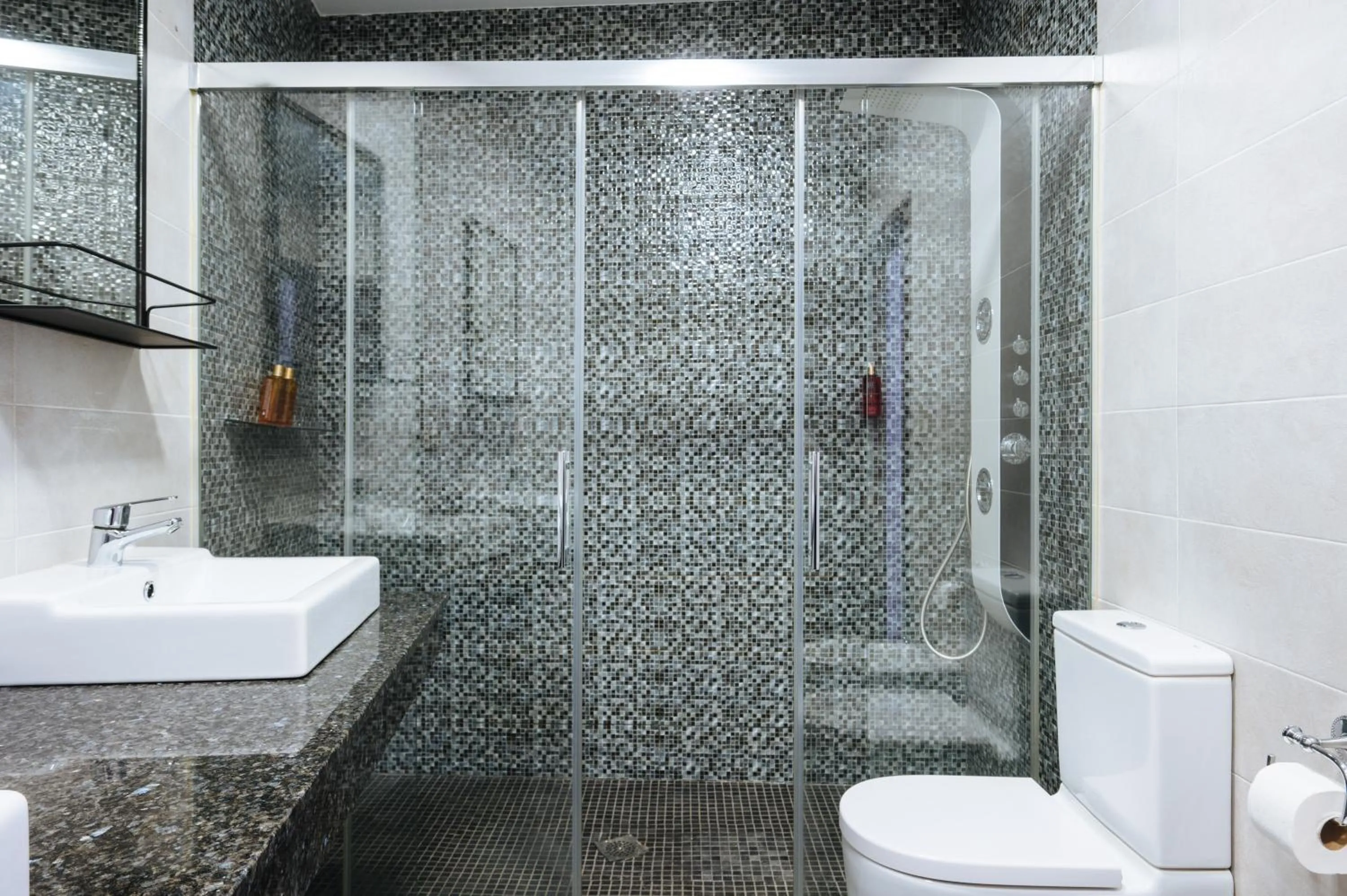 Shower in Apartamentos "El Escondite de María"