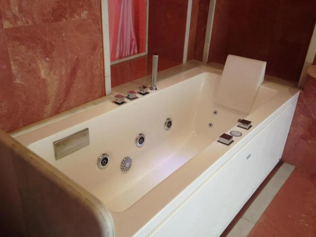 Hot Tub in Rose Heritage Home