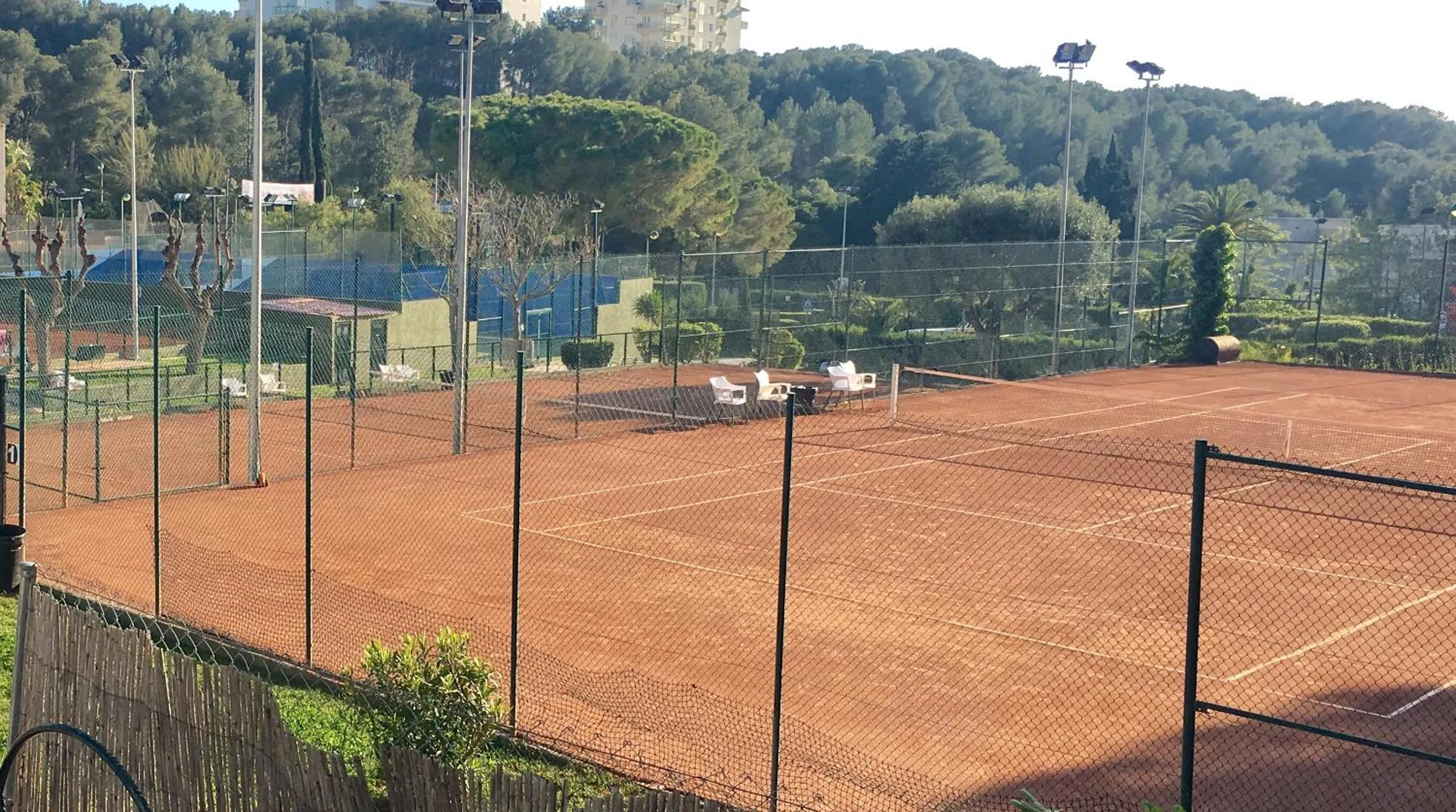 Tennis court in Panoramic Apartments Sitges