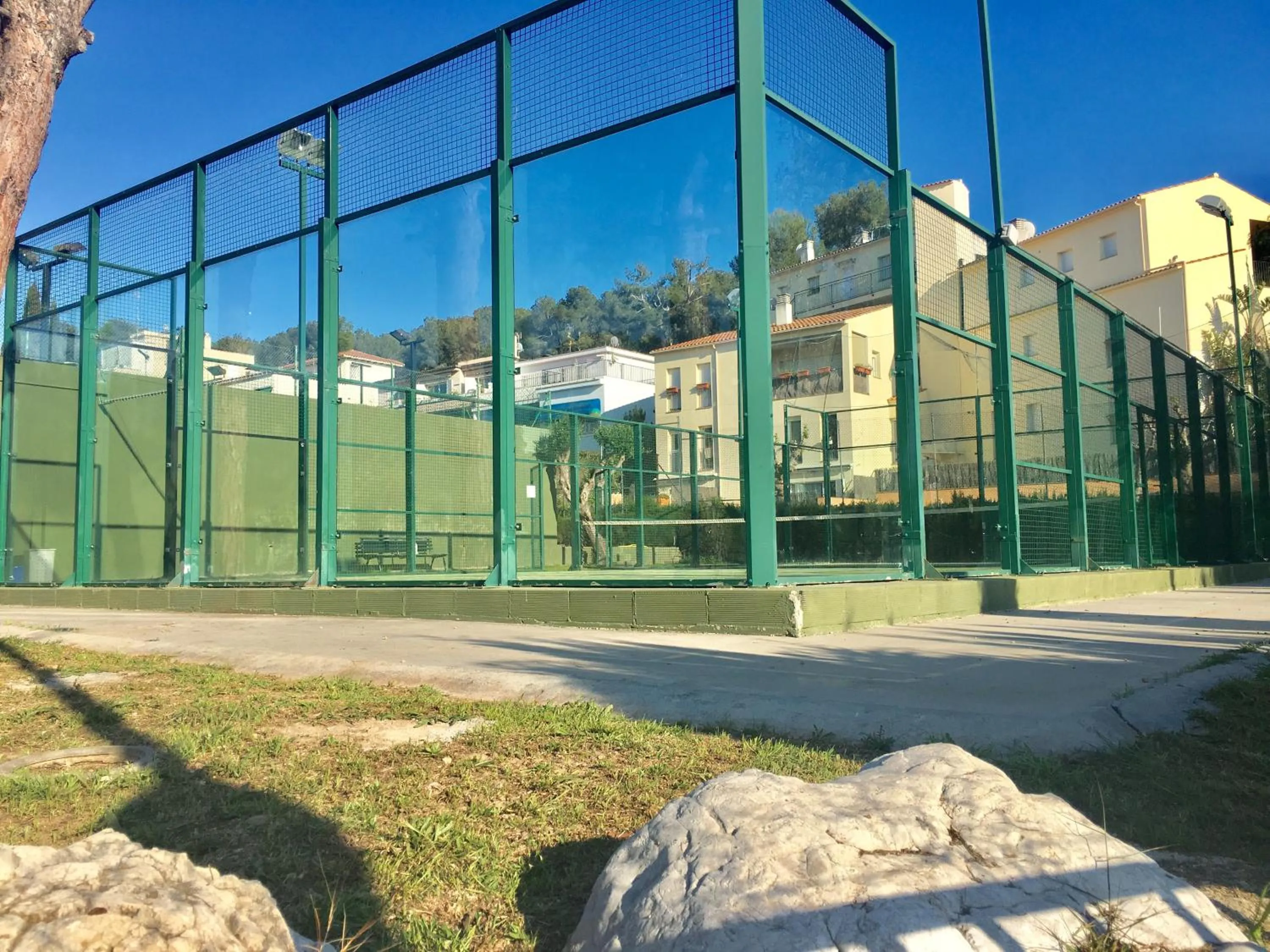 Tennis court in Panoramic Apartments Sitges