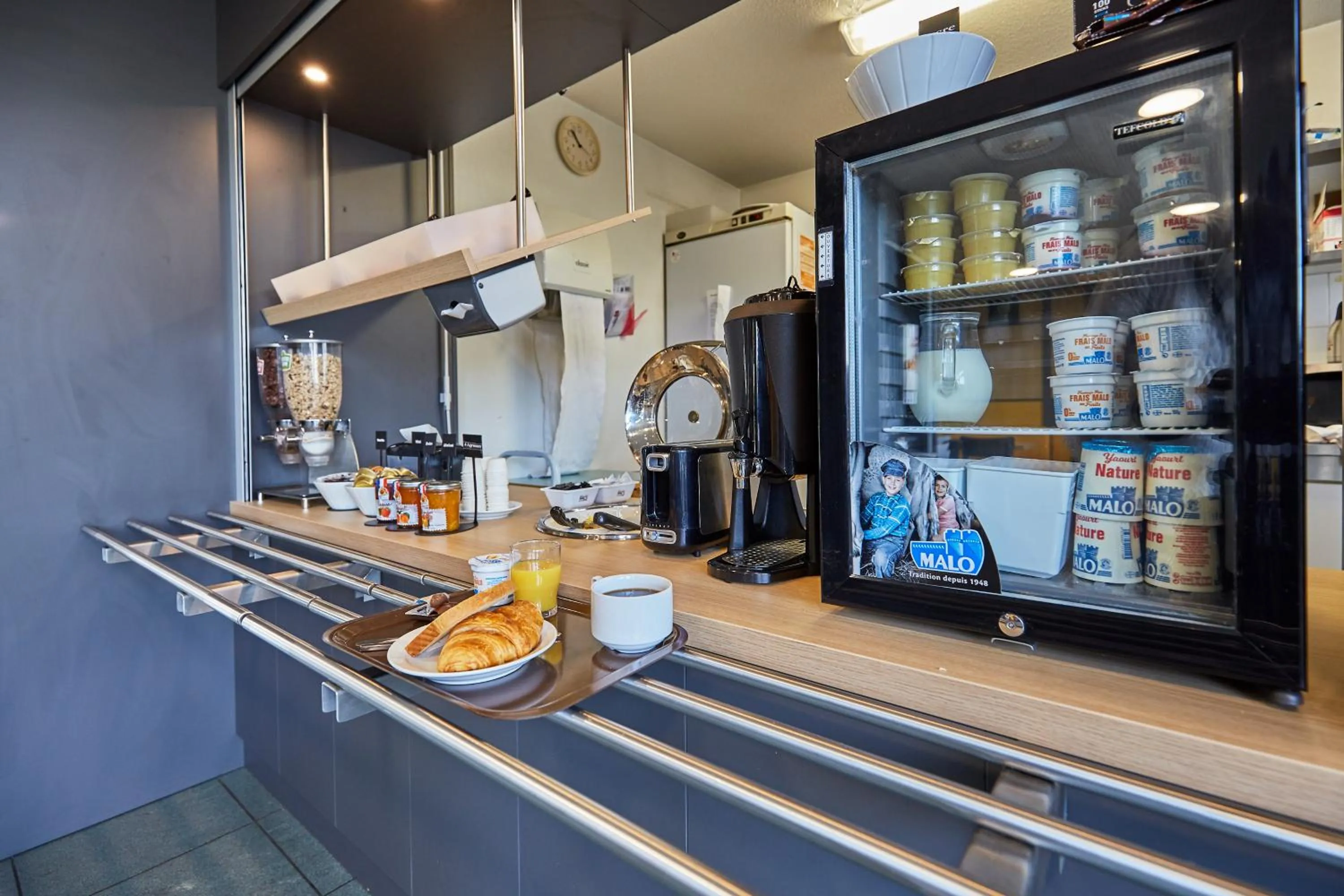 Buffet breakfast in B&B HOTEL Le Havre Harfleur 1