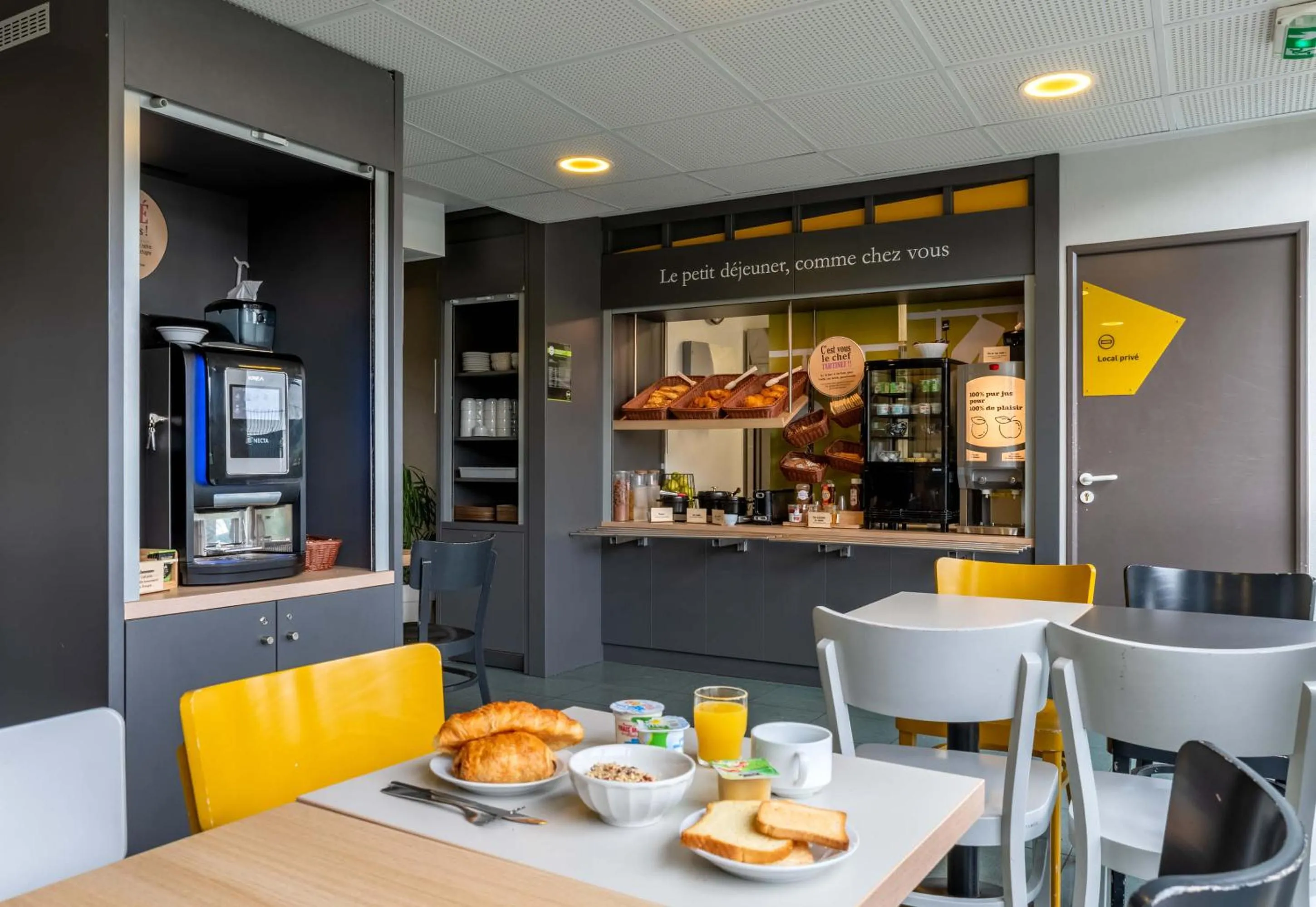 Buffet breakfast in B&B HOTEL Le Havre Harfleur 1