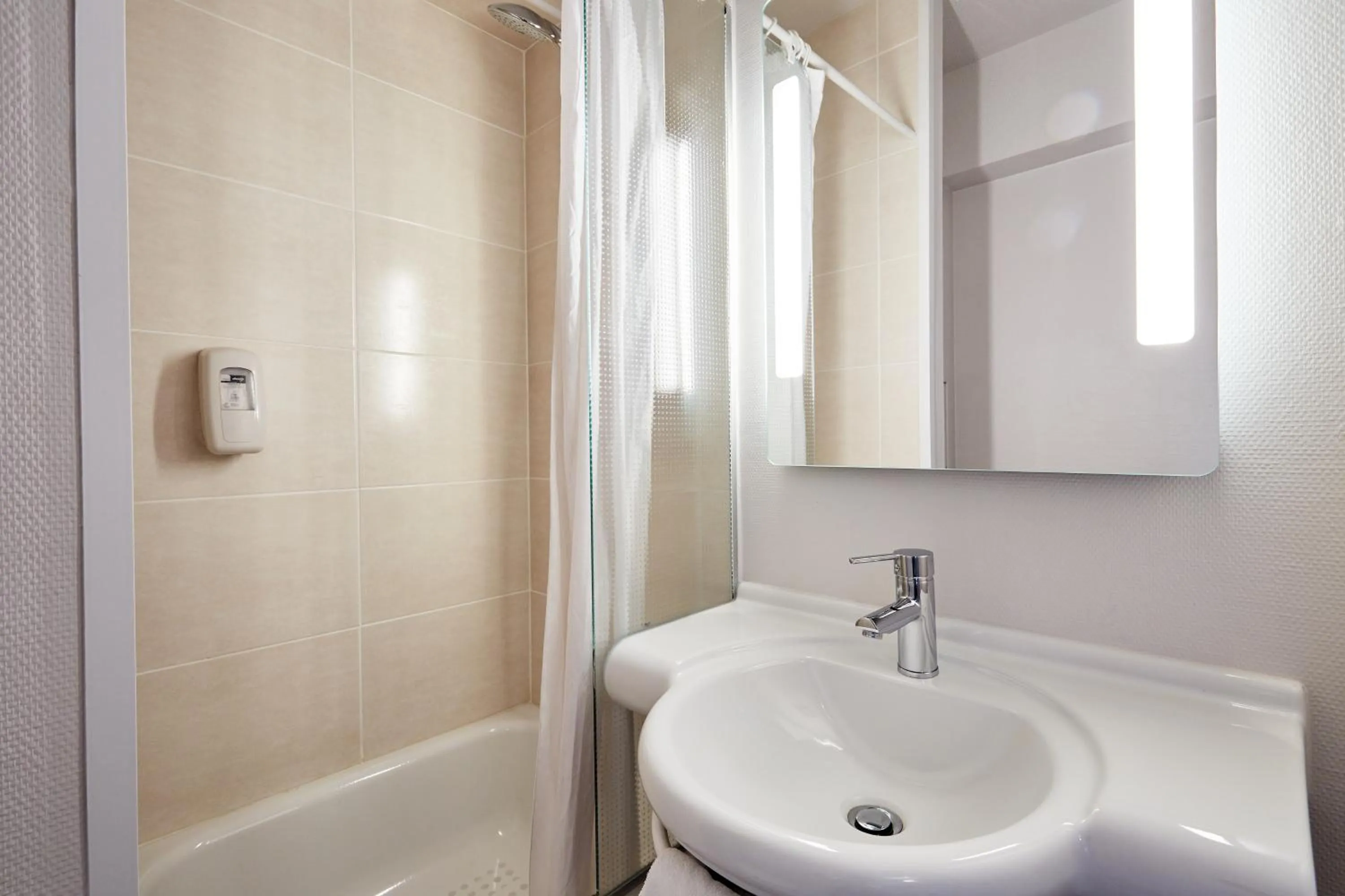 Bathroom in B&B HOTEL Le Havre Harfleur 1