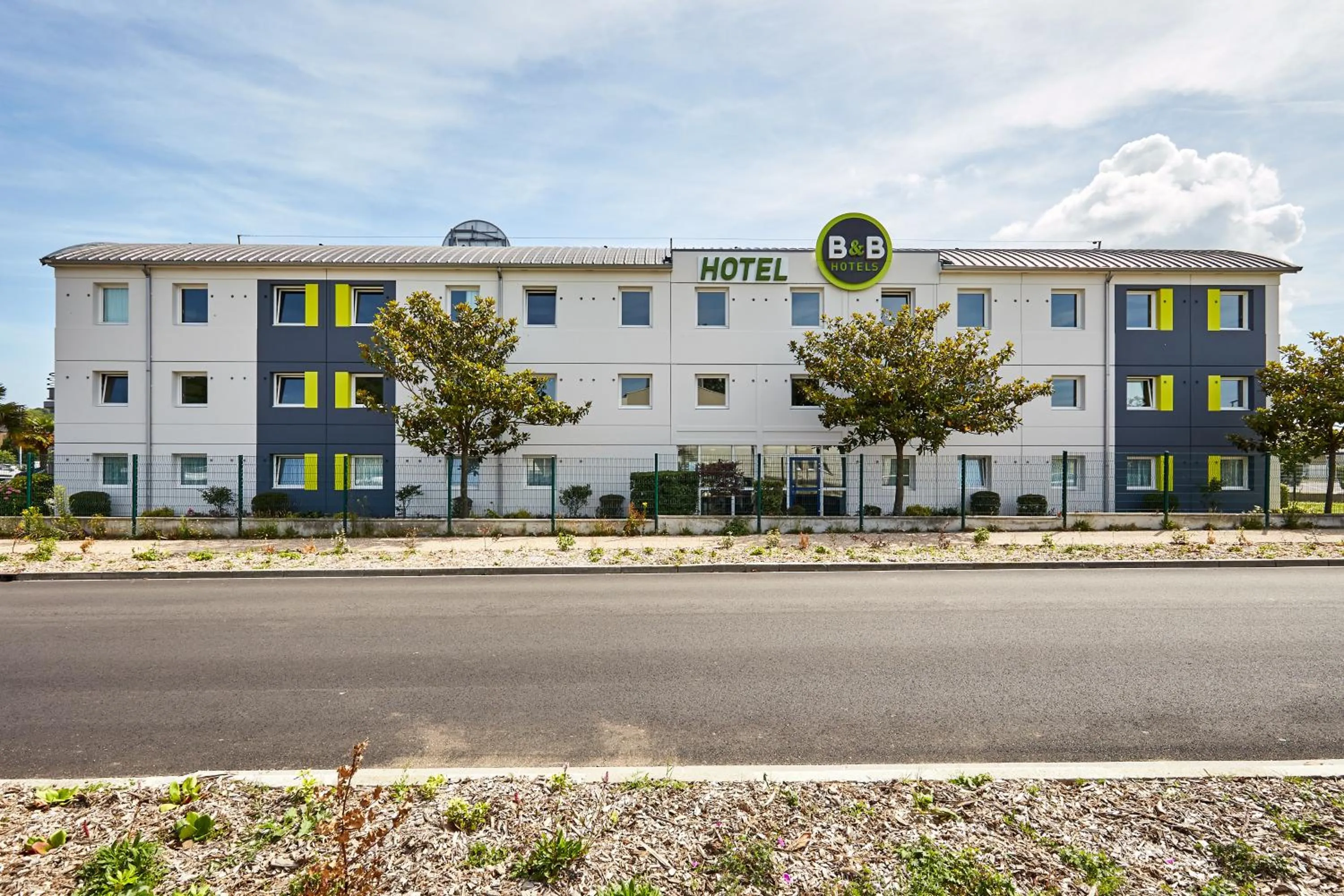 Facade/entrance in B&B HOTEL Le Havre Harfleur 1