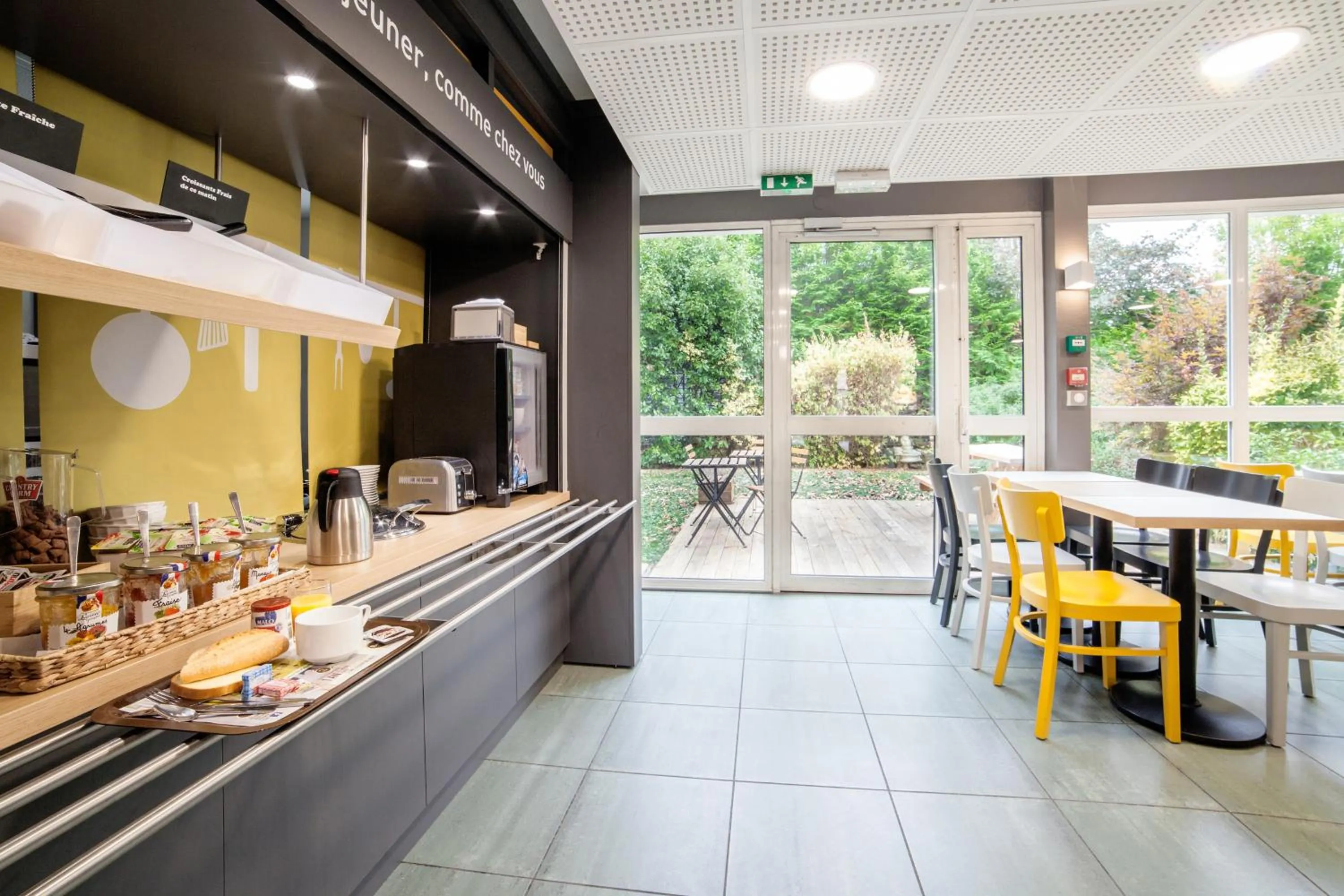 Buffet breakfast in B&B HOTEL Evry Lisses 2