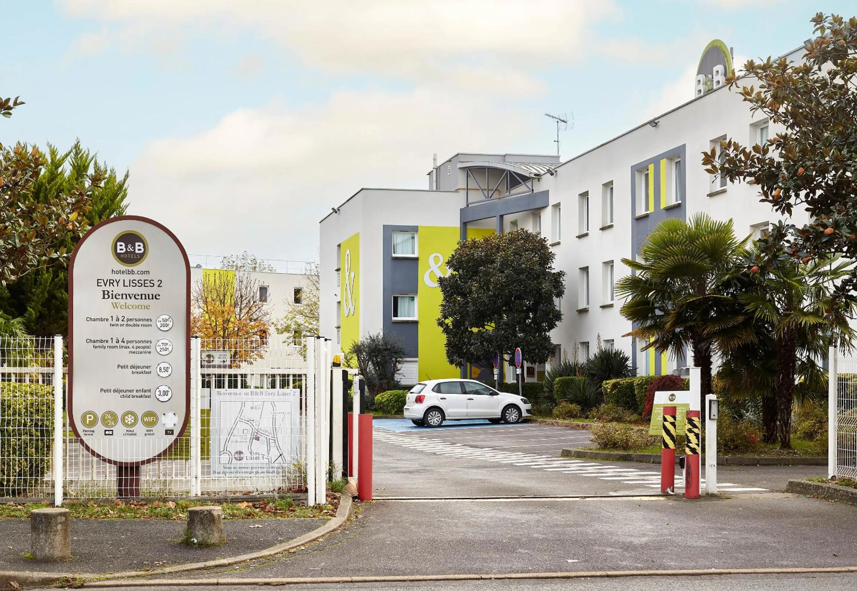 Property building in B&B HOTEL Evry Lisses 2