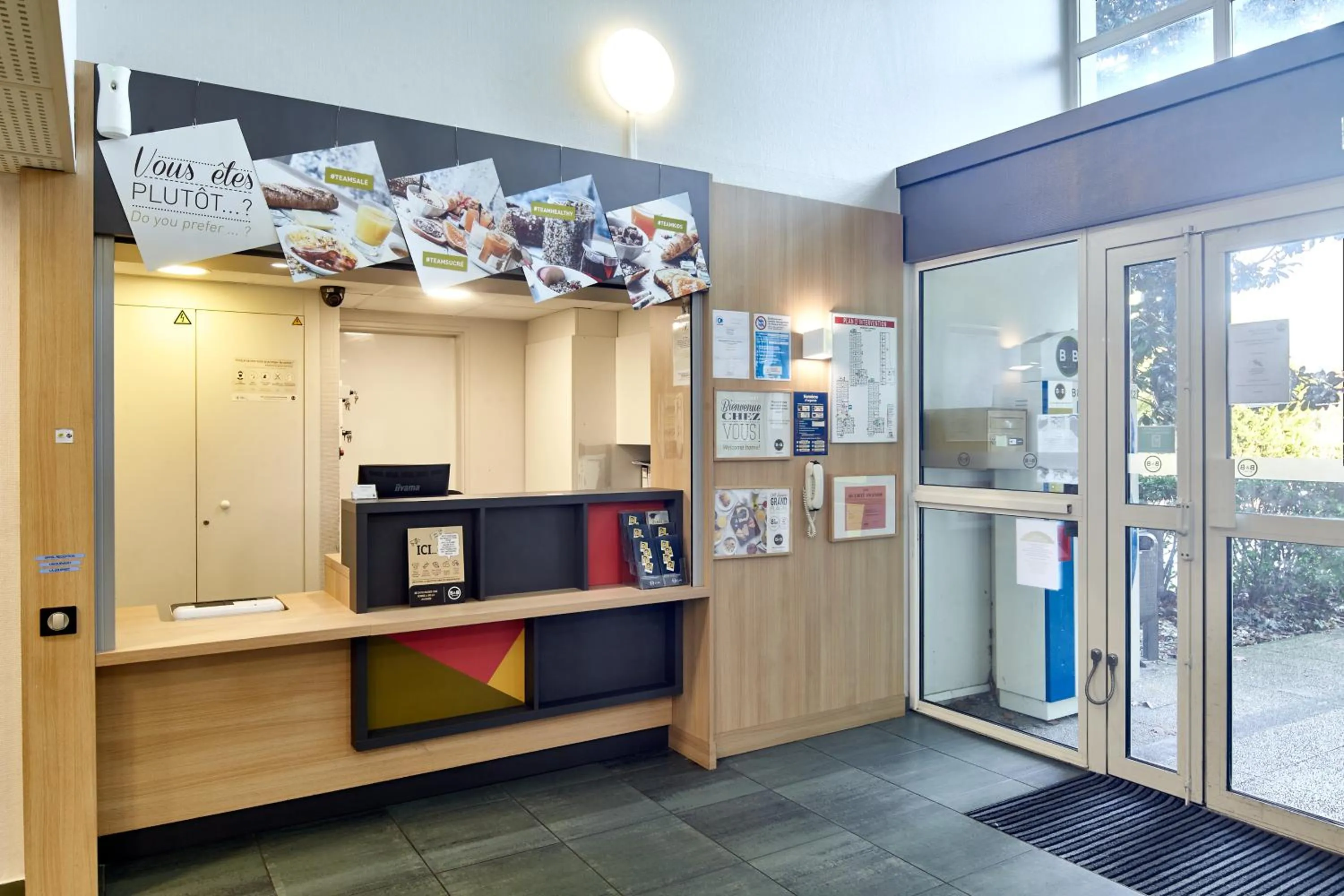 Lobby or reception in B&B HOTEL Evry Lisses 2