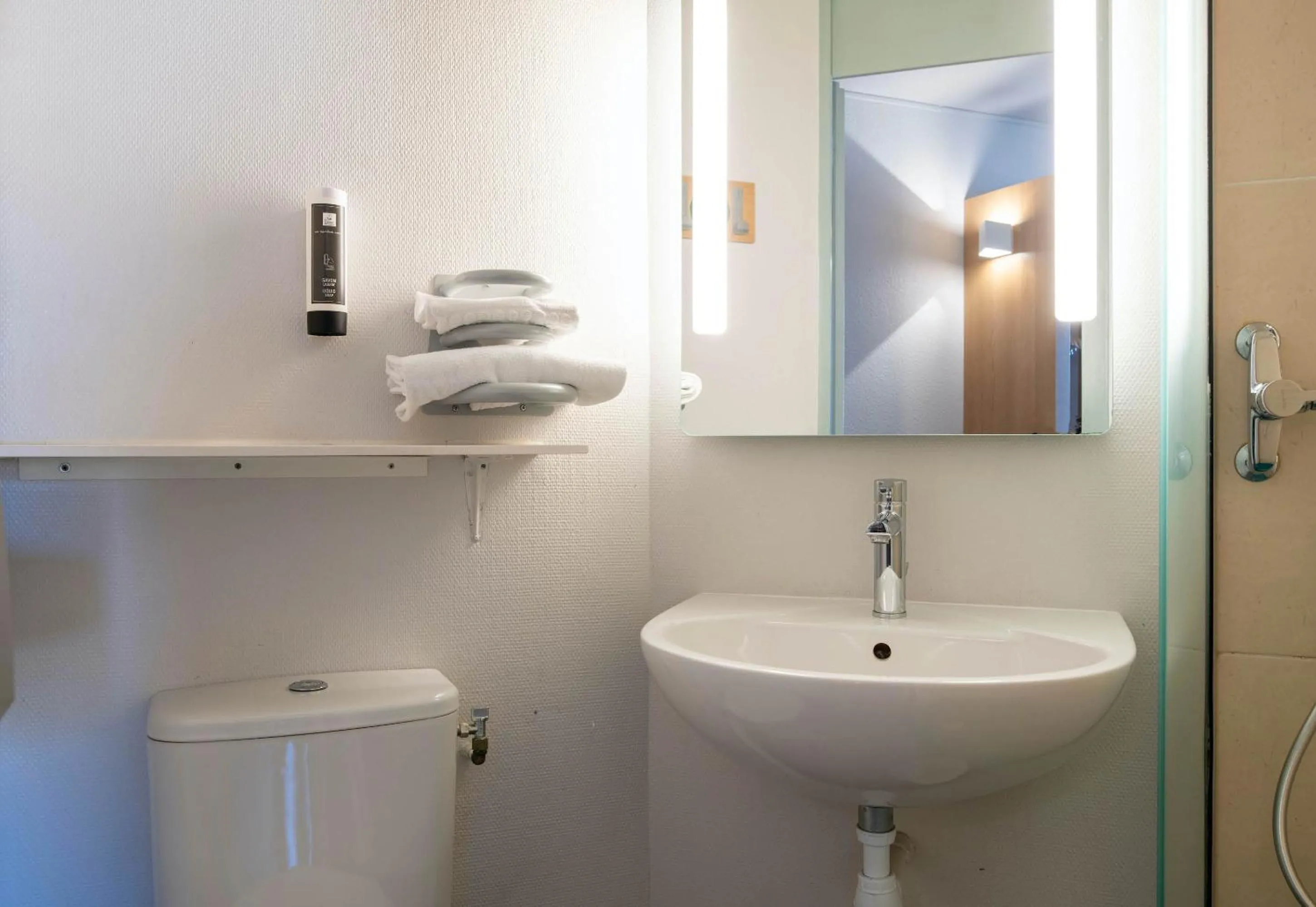 Bathroom in B&B HOTEL Avignon 2