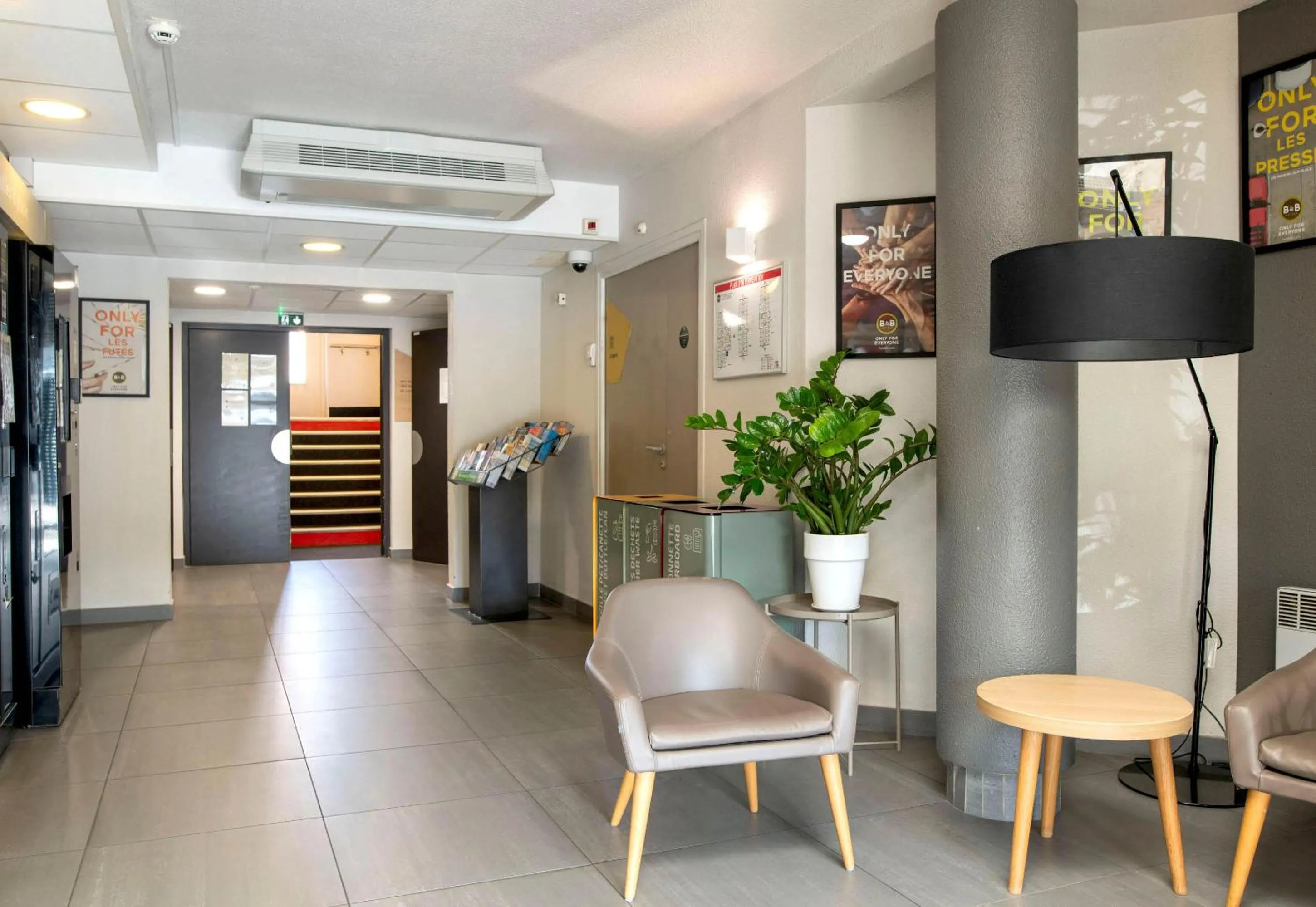 Seating area in B&B HOTEL Avignon 2