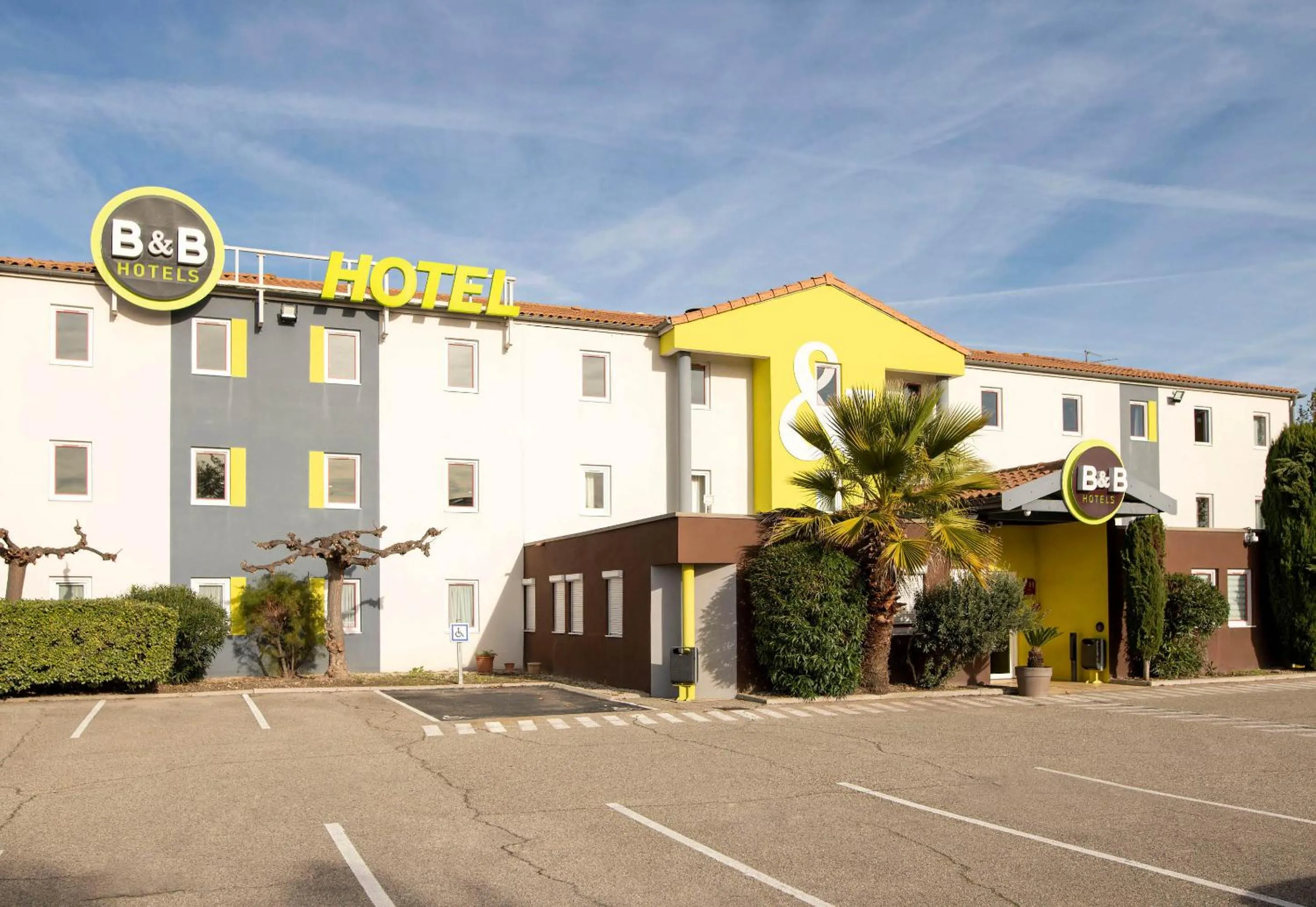 Property building in B&B HOTEL Avignon 2