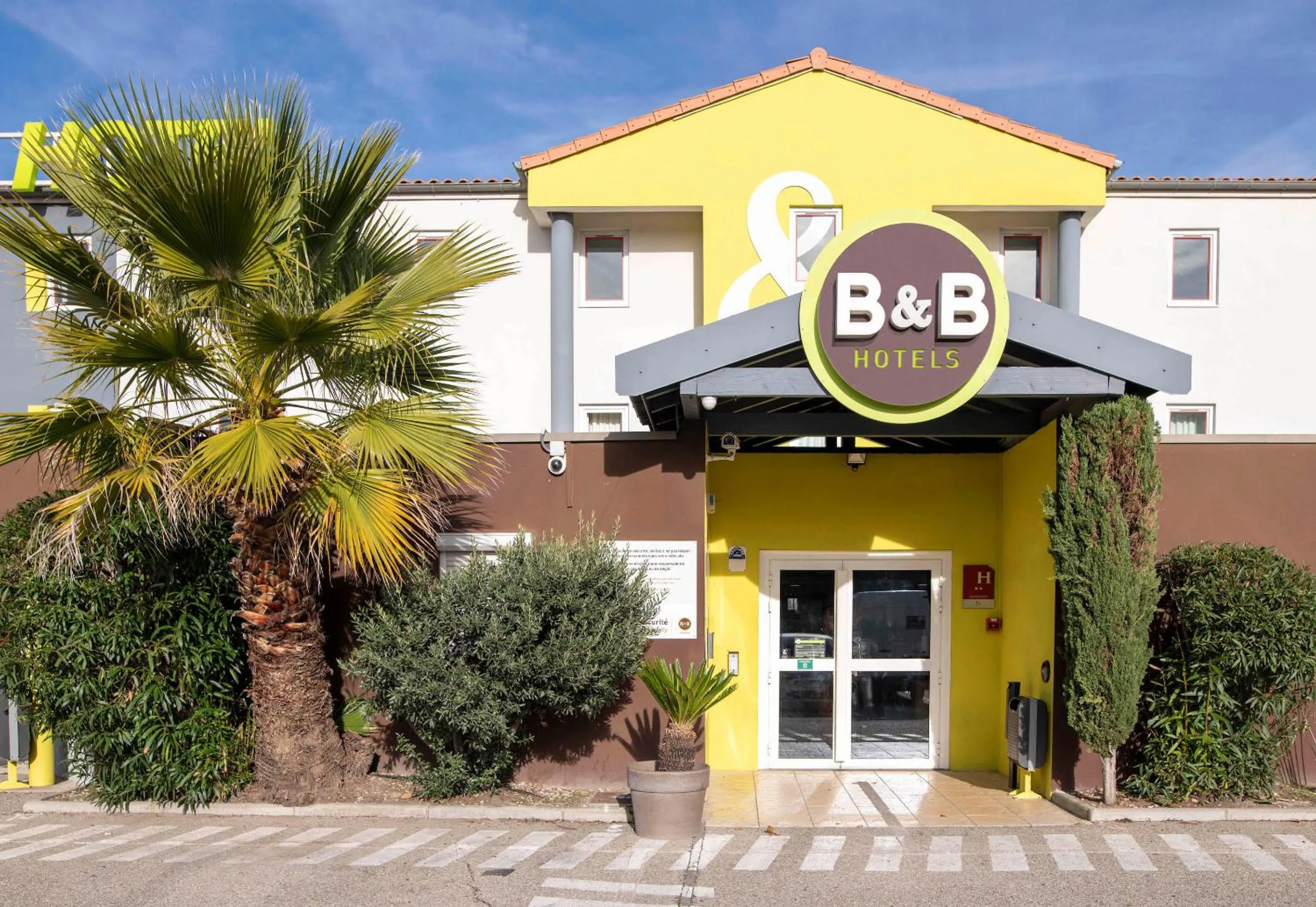 Property building in B&B HOTEL Avignon 2