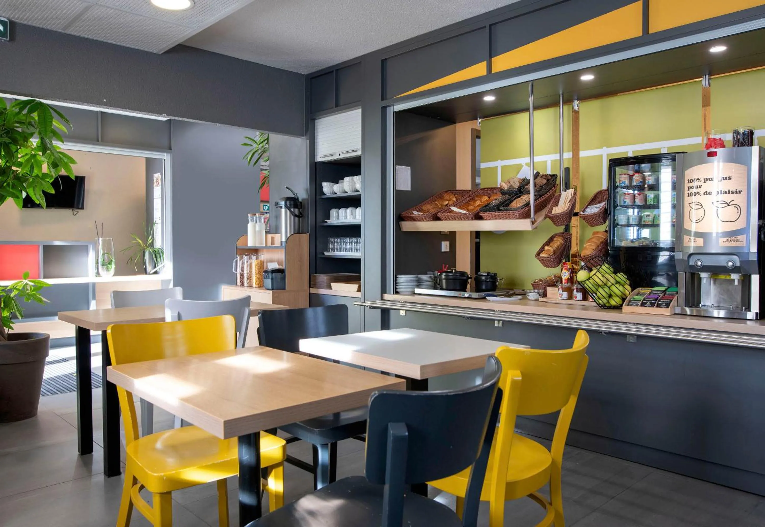 Restaurant/places to eat in B&B HOTEL Avignon 2