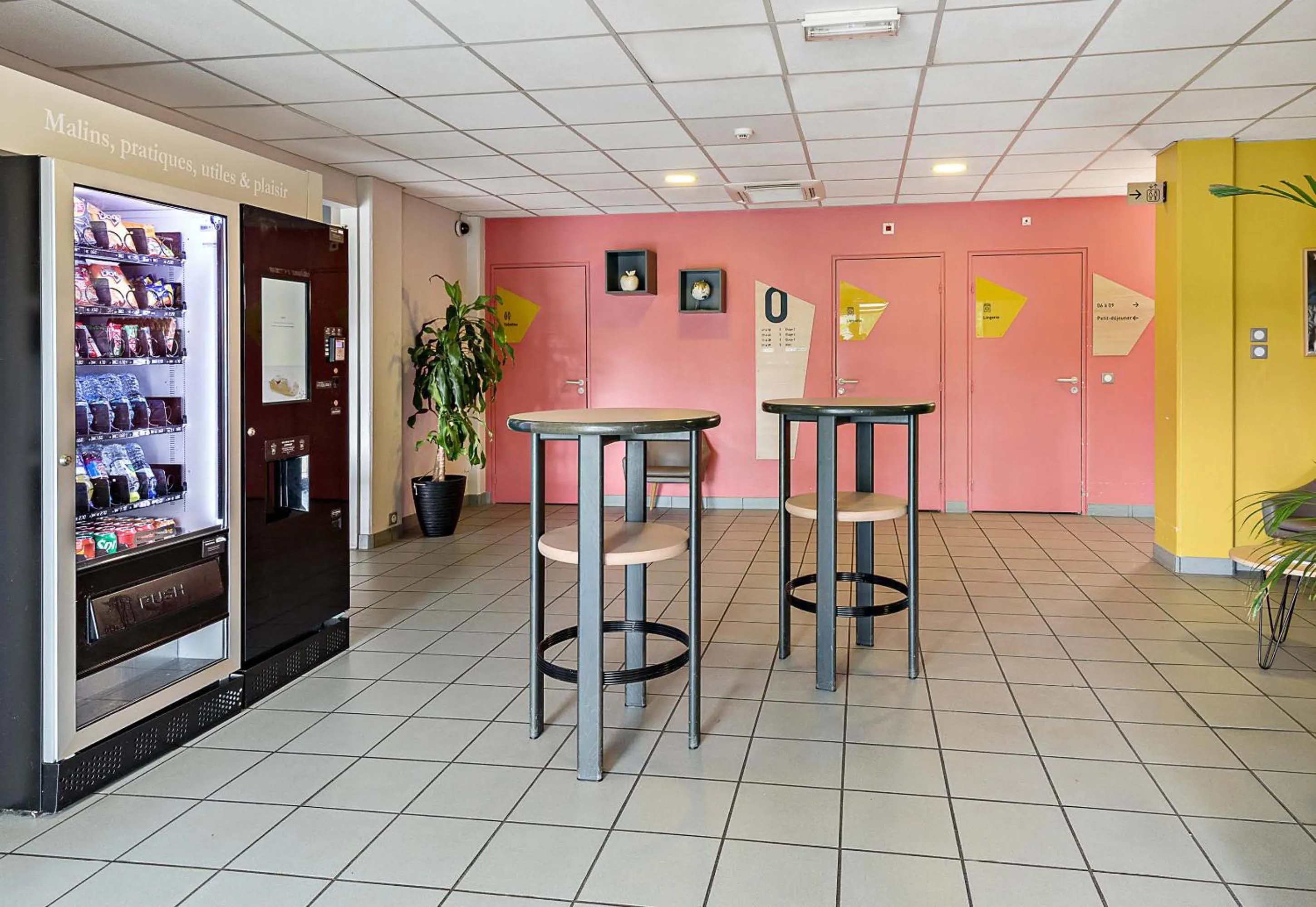 Lobby or reception in B&B HOTEL Rouen Saint-Étienne-du-Rouvray