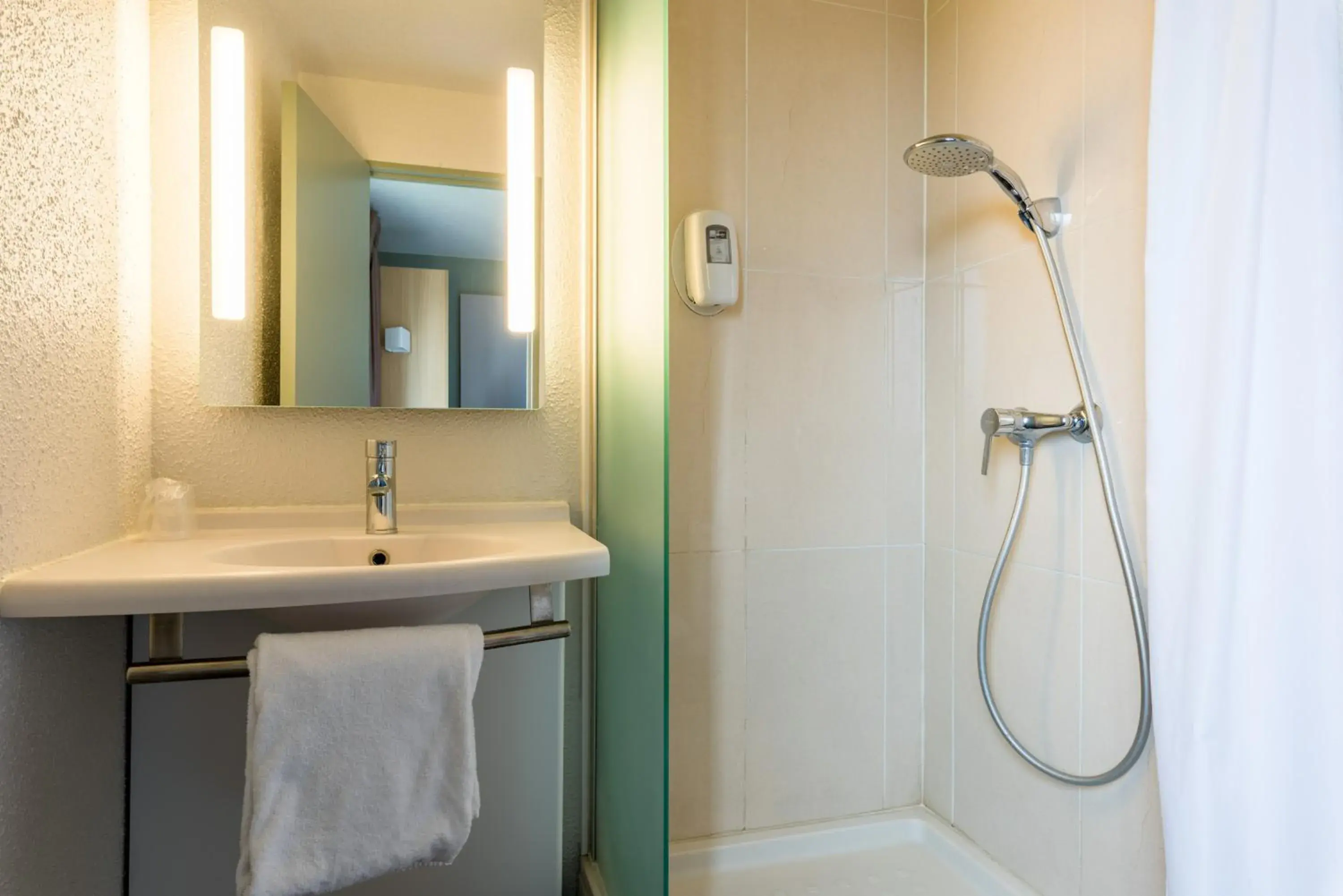 Twin Room in B&B HOTEL Rouen Saint-Étienne-du-Rouvray Twin Room in B&B HOTEL Rouen Saint-Étienne-du-Rouvray