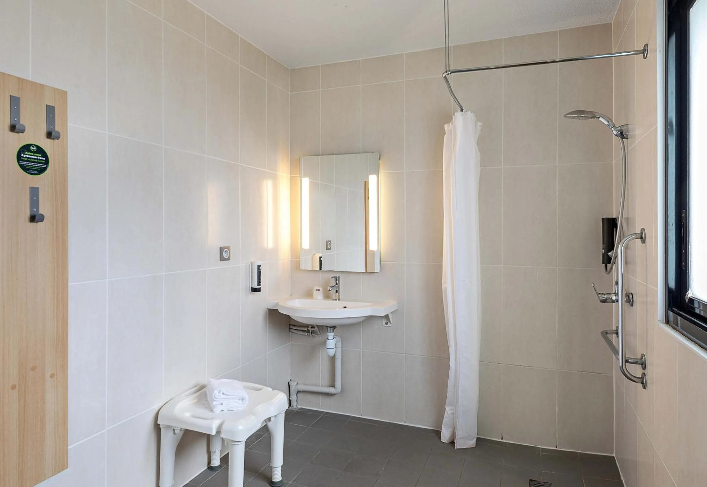 Bathroom in B&B HOTEL Rouen Saint-Étienne-du-Rouvray