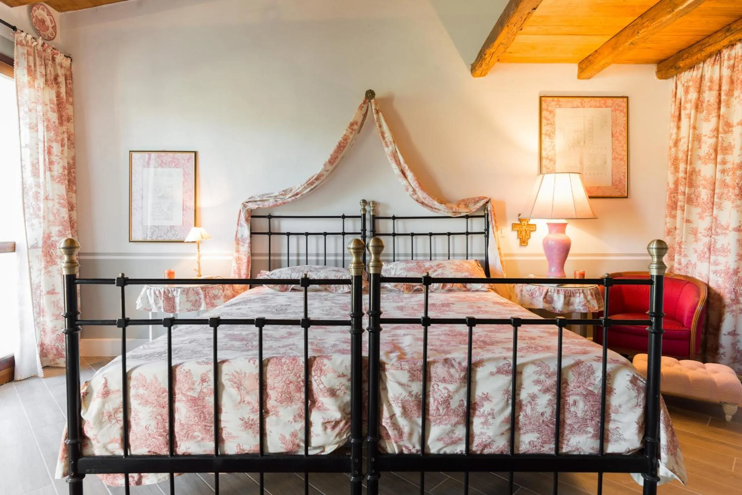Spring, Bed in Casa Il Borghetto - Luxury Suites & Pool