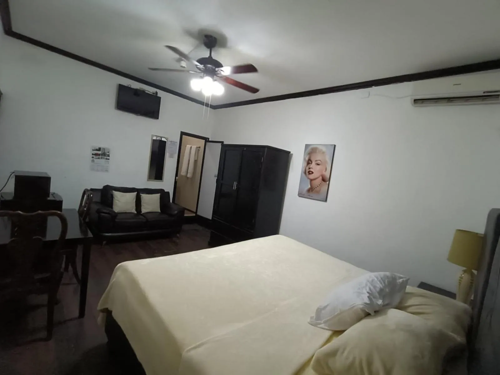 Bedroom, Bed in Hotel Garcias Suites, Linares