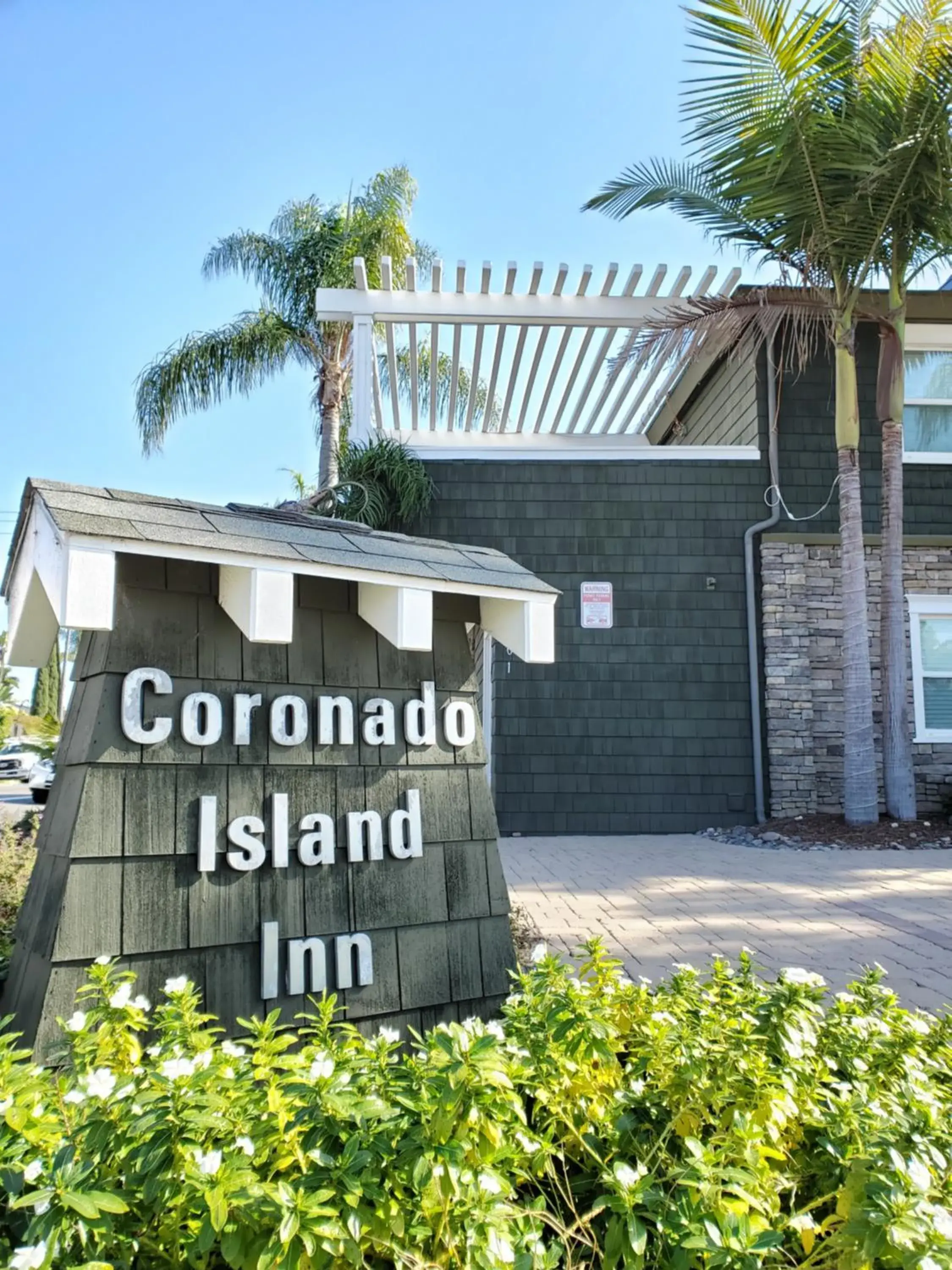 Facade/entrance in Coronado Island Inn Facade/entrance in Coronado Island Inn