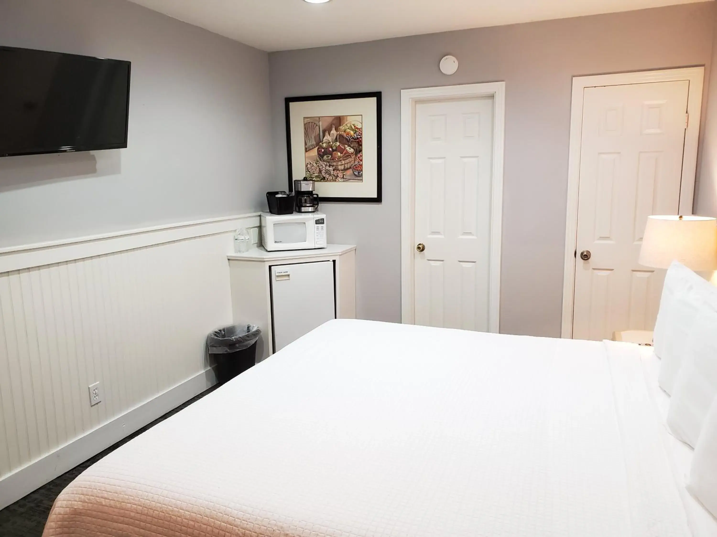 Bed in Coronado Island Inn Bed in Coronado Island Inn