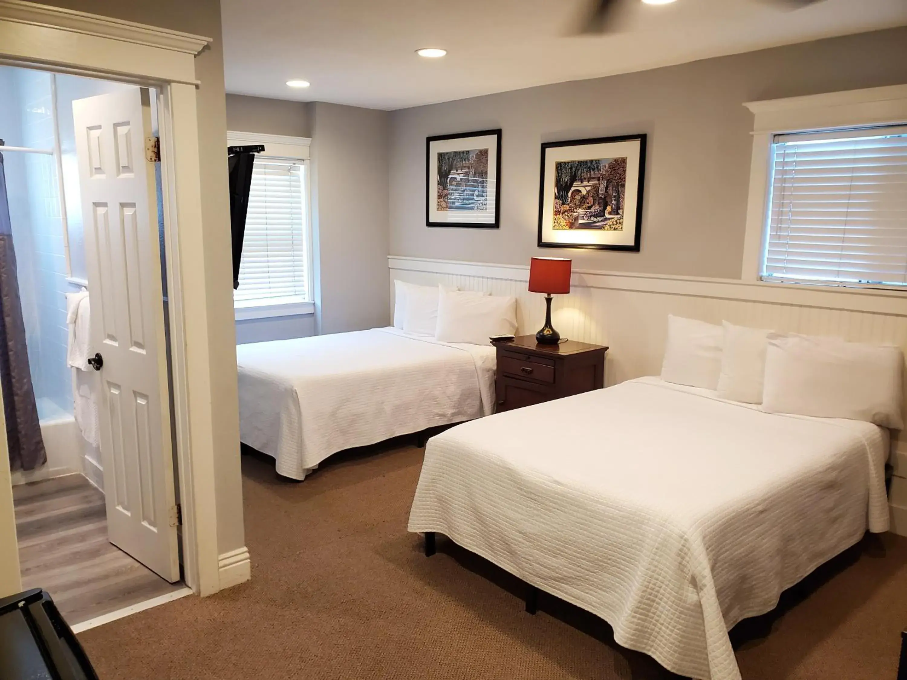 Bed in Coronado Island Inn Bed in Coronado Island Inn