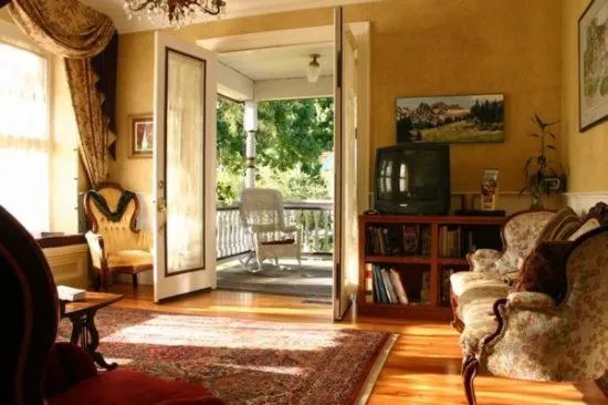 Communal lounge/ TV room in The Whitmore Inn