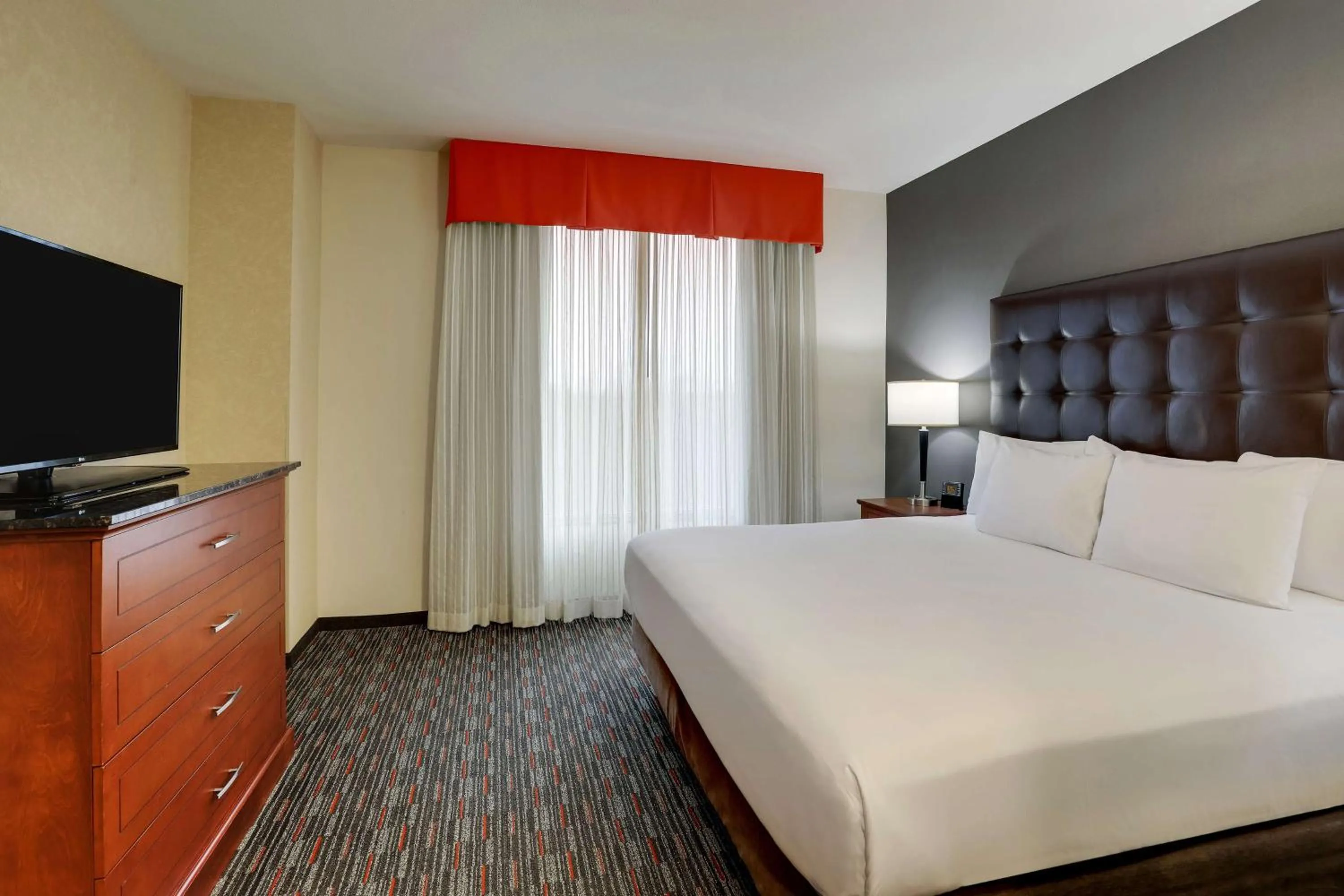 Bedroom, Bed in Drury Inn & Suites Charlotte Arrowood