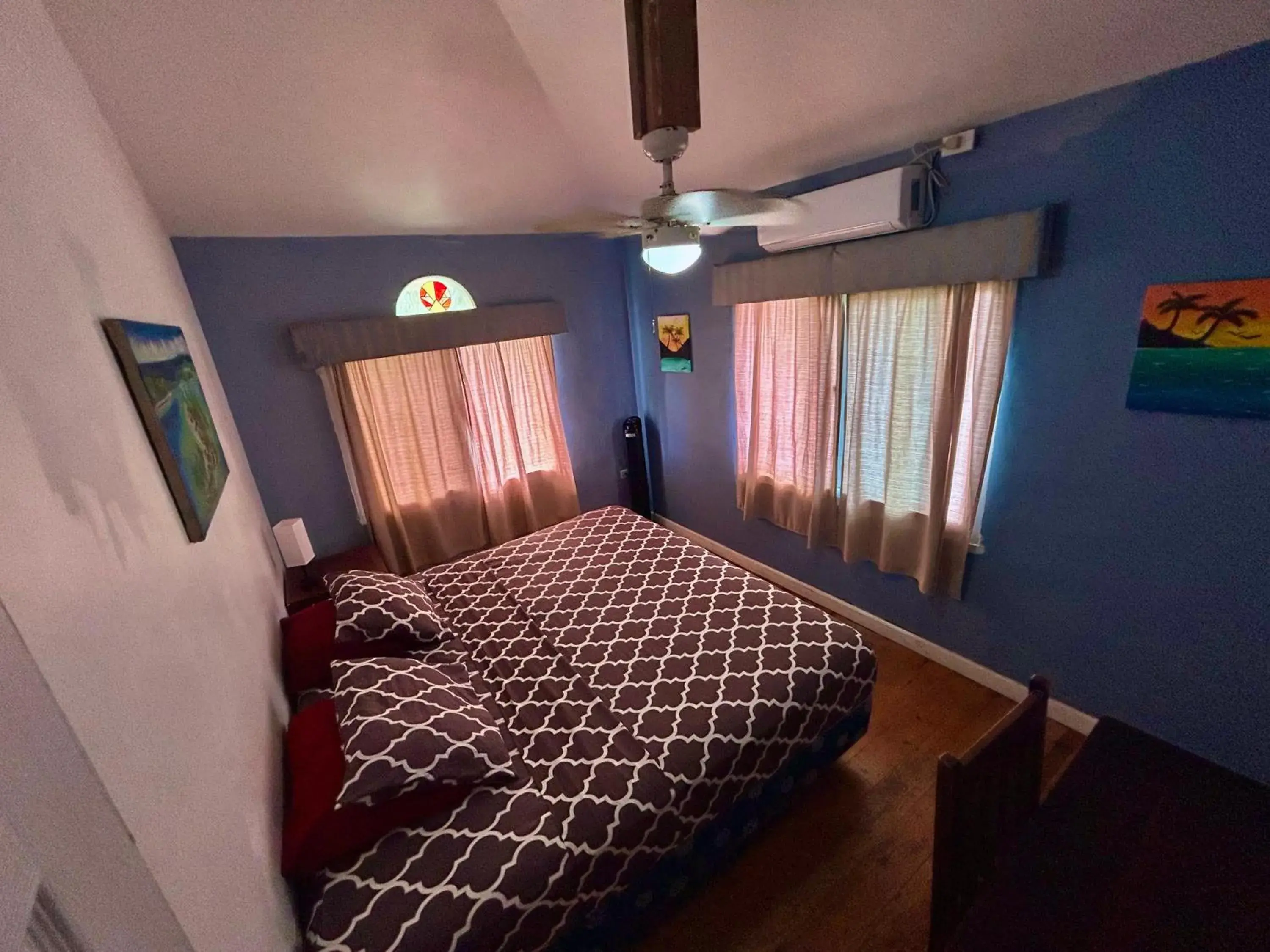 Deluxe Double or Twin Room with Pool Access in Roatan Backpackers' Hostel Deluxe Double or Twin Room with Pool Access in Roatan Backpackers' Hostel